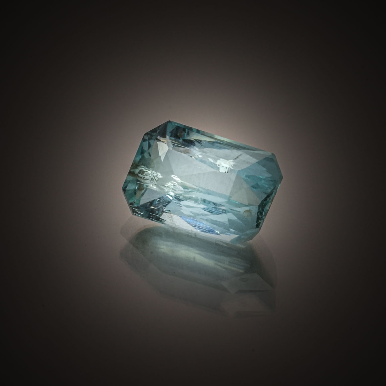 Grenat poire sur papier. - Lazuli