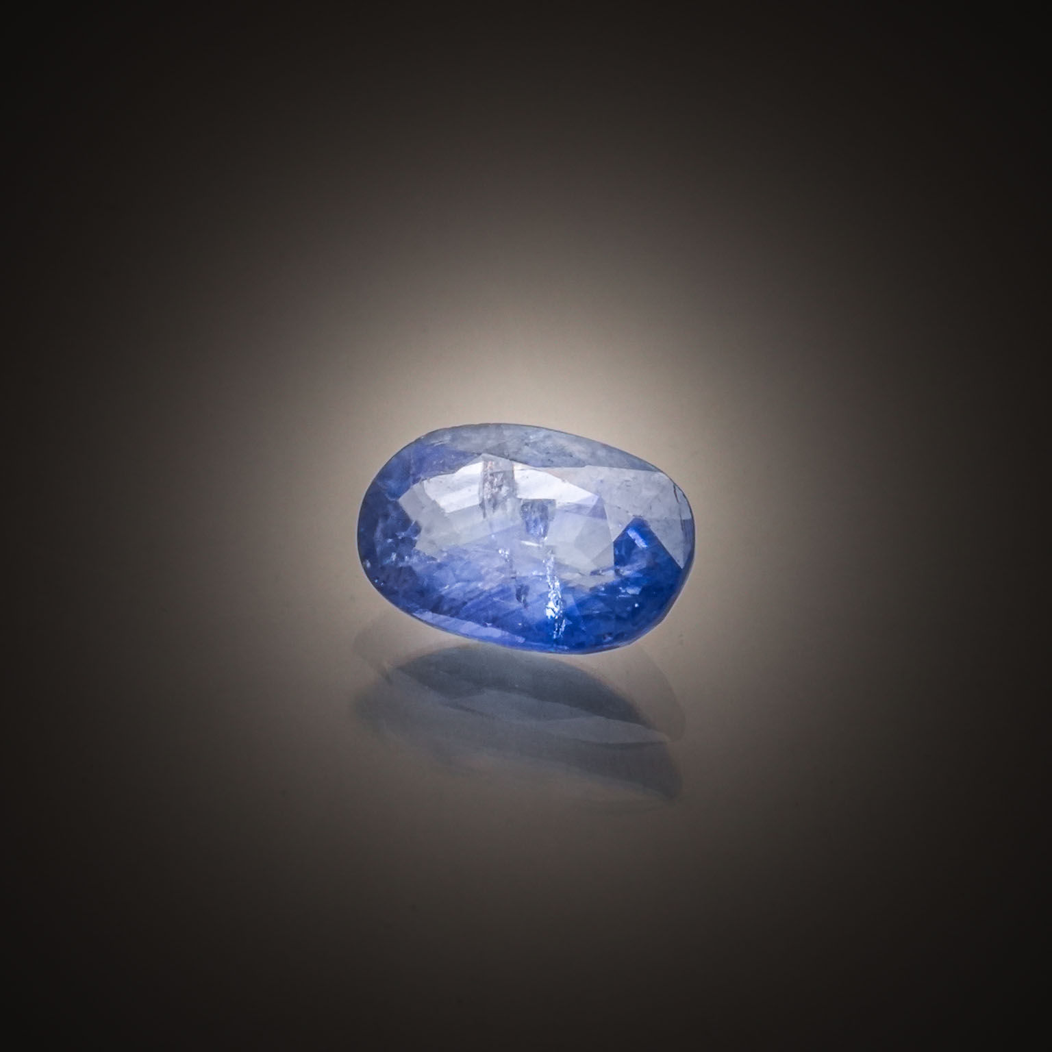 Saphir ovale sur papier. - Lazuli