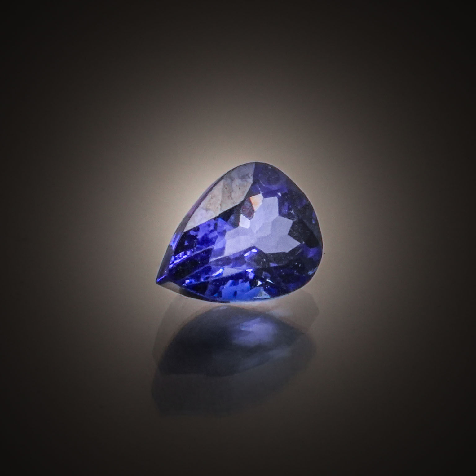 Tanzanite poire sur papier. - Lazuli