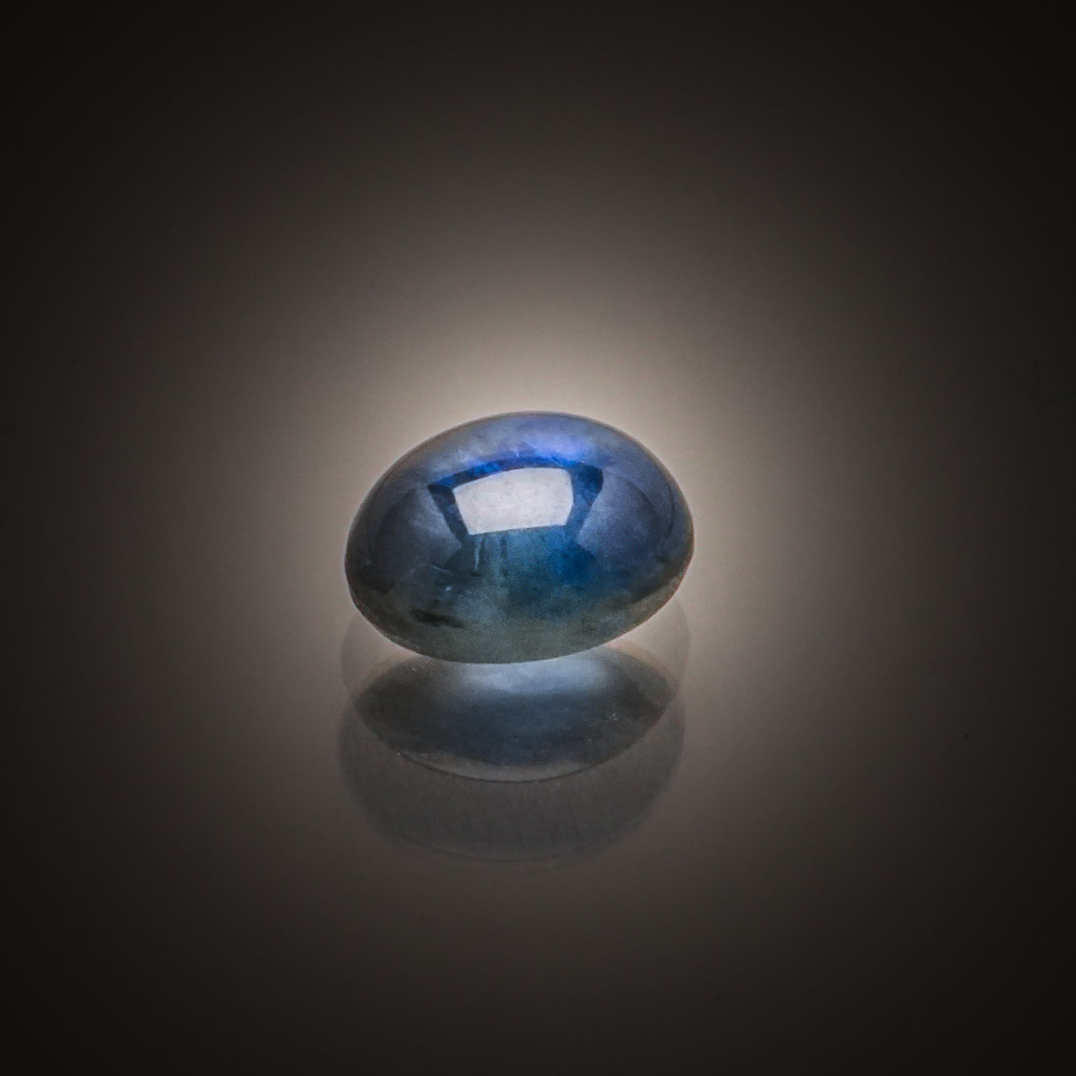 Saphir ovale cabochon sur papier. - Lazuli