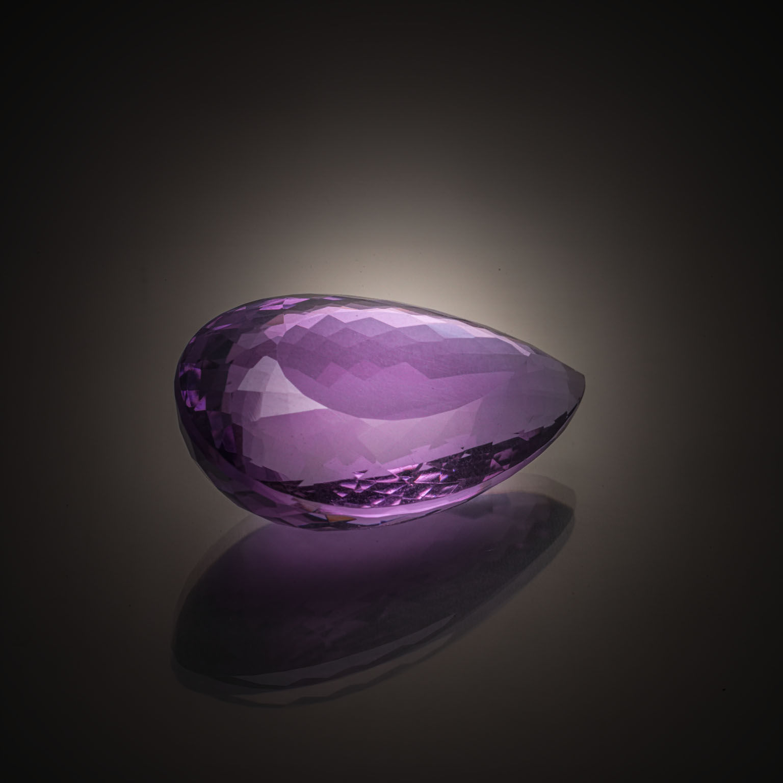 Améthyste poire sur papier. - Lazuli