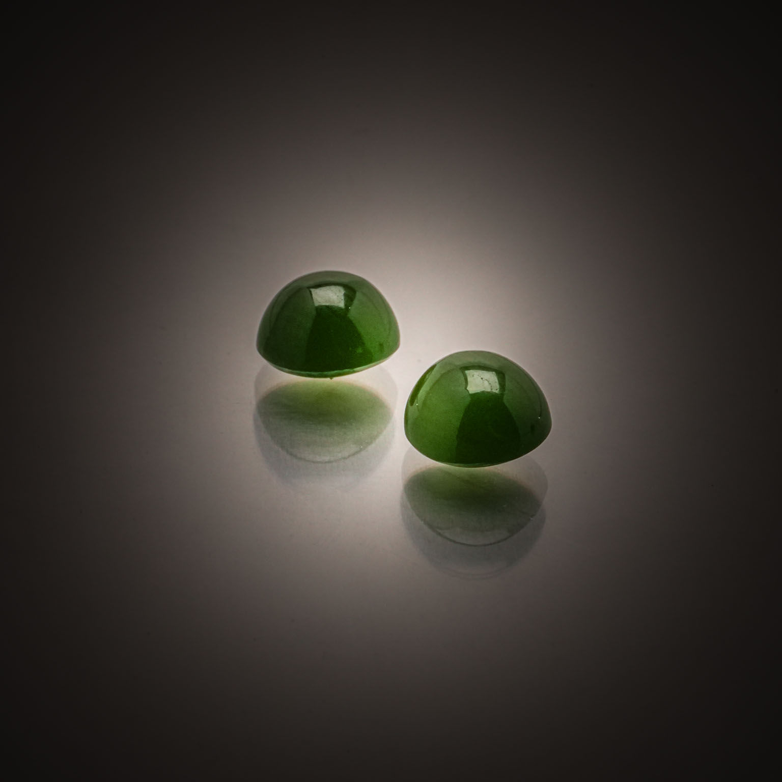 Saphir vert brut sur papier. - Lazuli