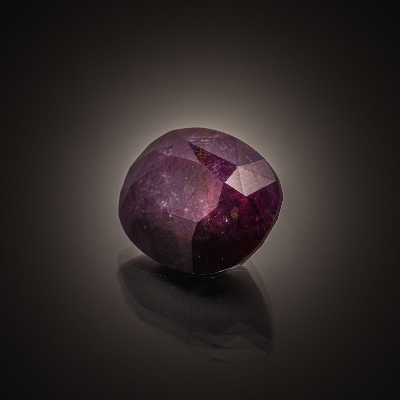 Rubis ovale sur papier. - Lazuli