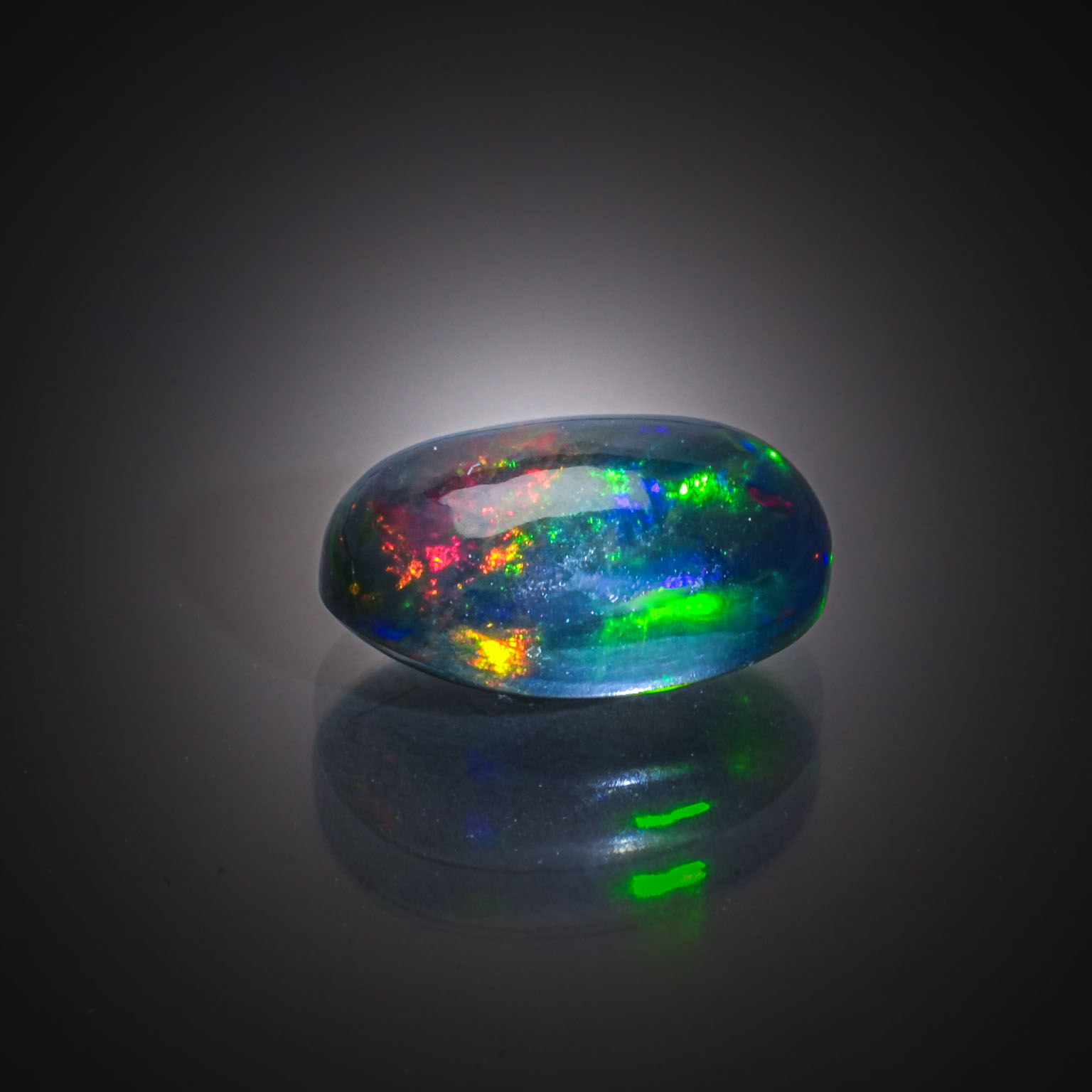 Rubis étoilé ovale cabochon sur papier. - Lazuli