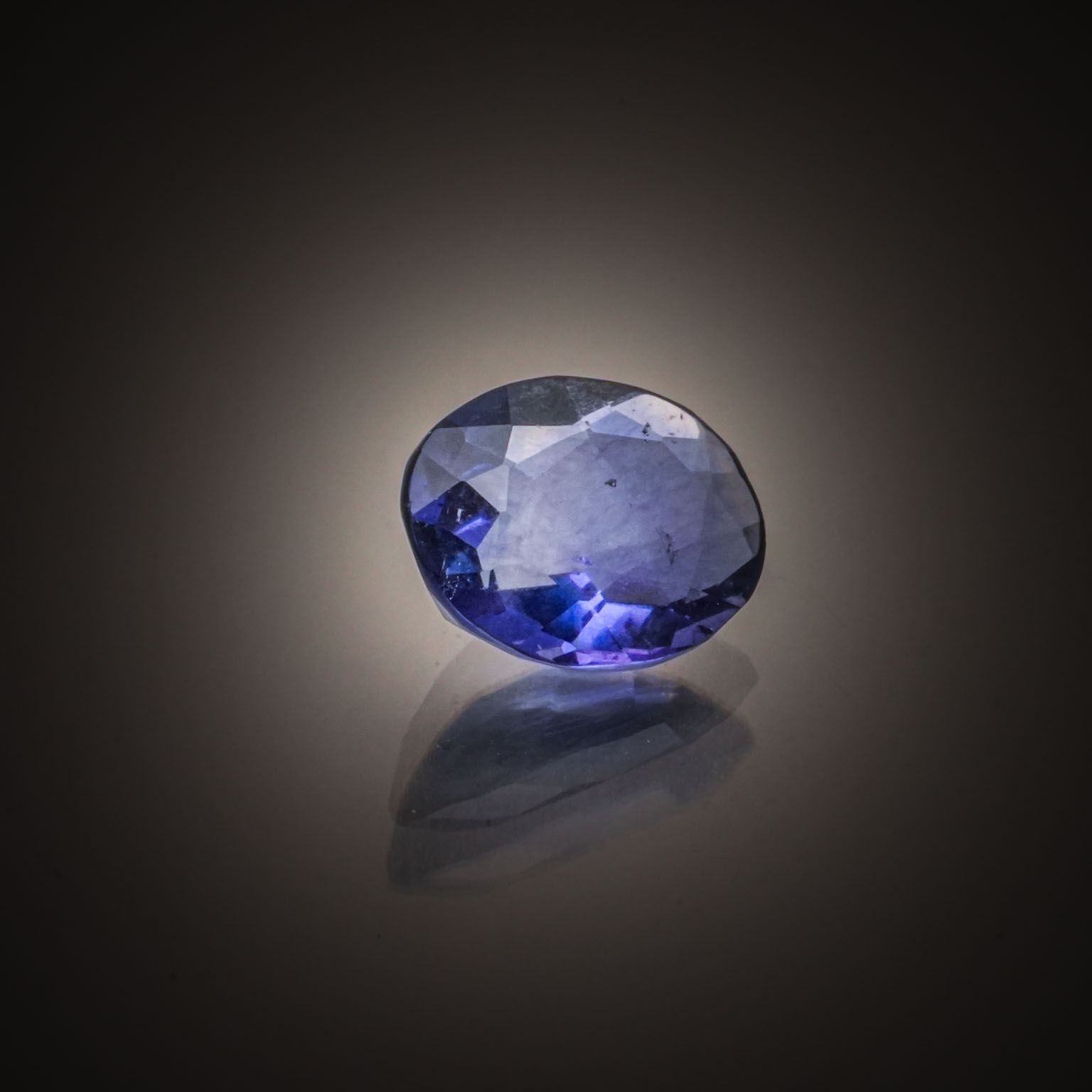 Cristal de roche rond sur papier. - Lazuli