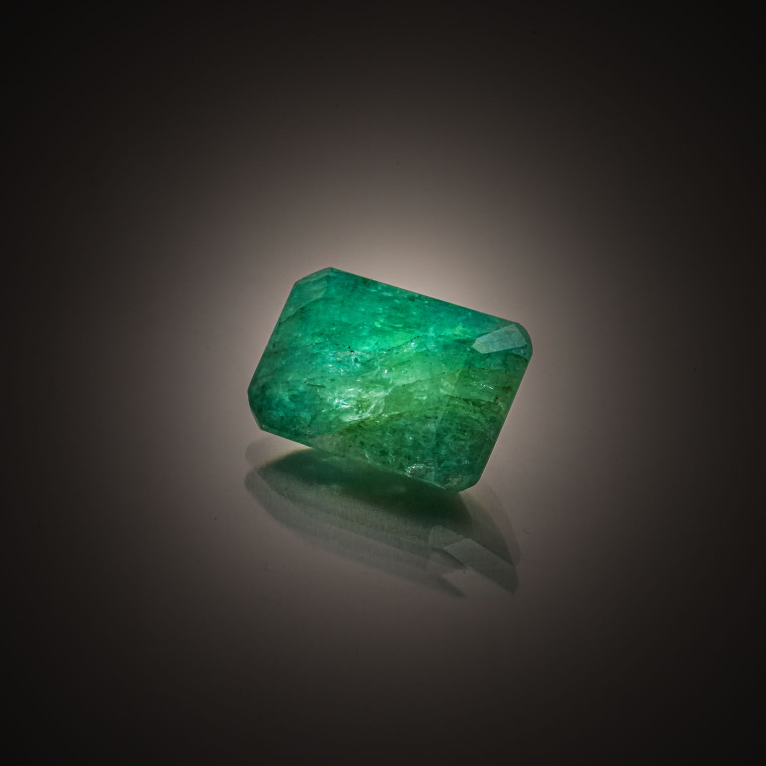 Emeraude rectangulaire sur papier. - Lazuli
