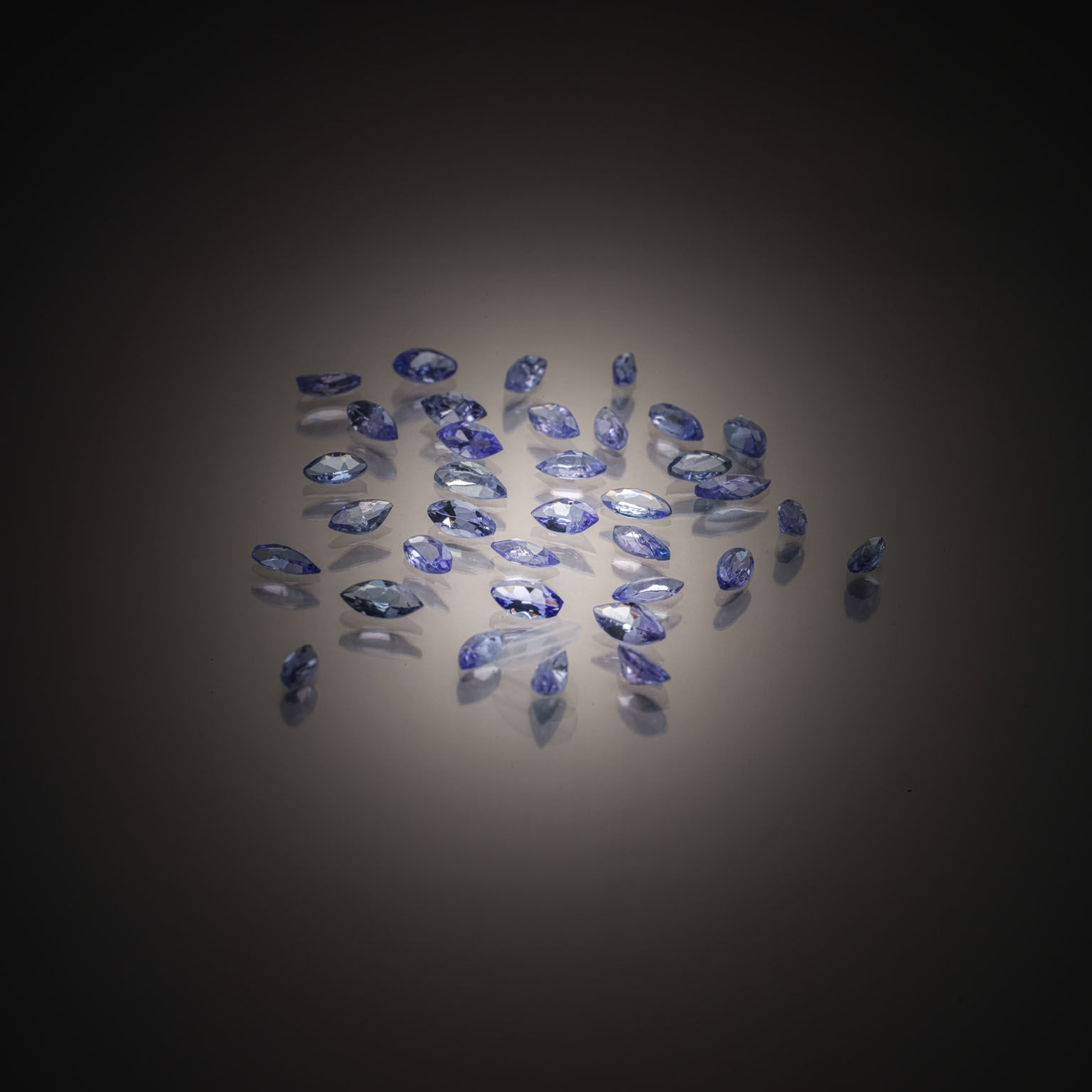 Cristal de roche rond sur papier. - Lazuli