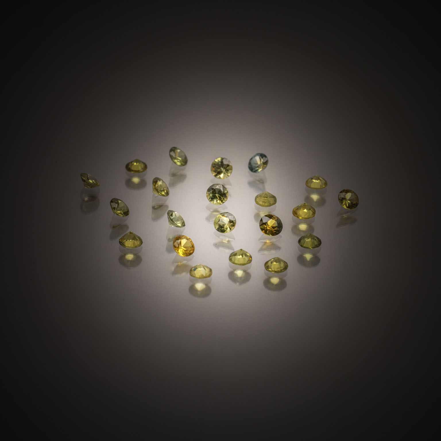 Lot de trois saphirs roses ovales et poire sur papier. - Lazuli