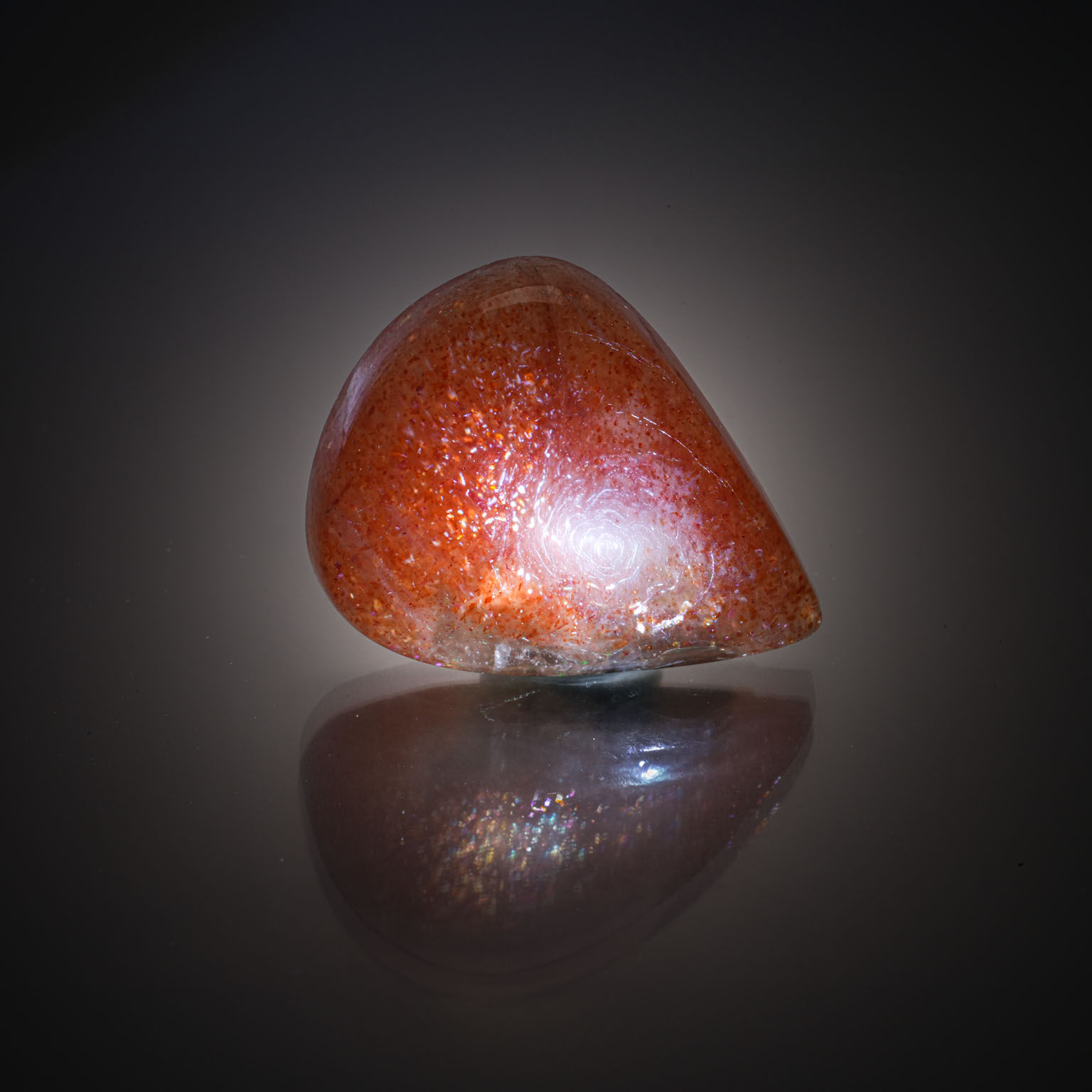 Opale boulder cabochon sur papier. - Lazuli