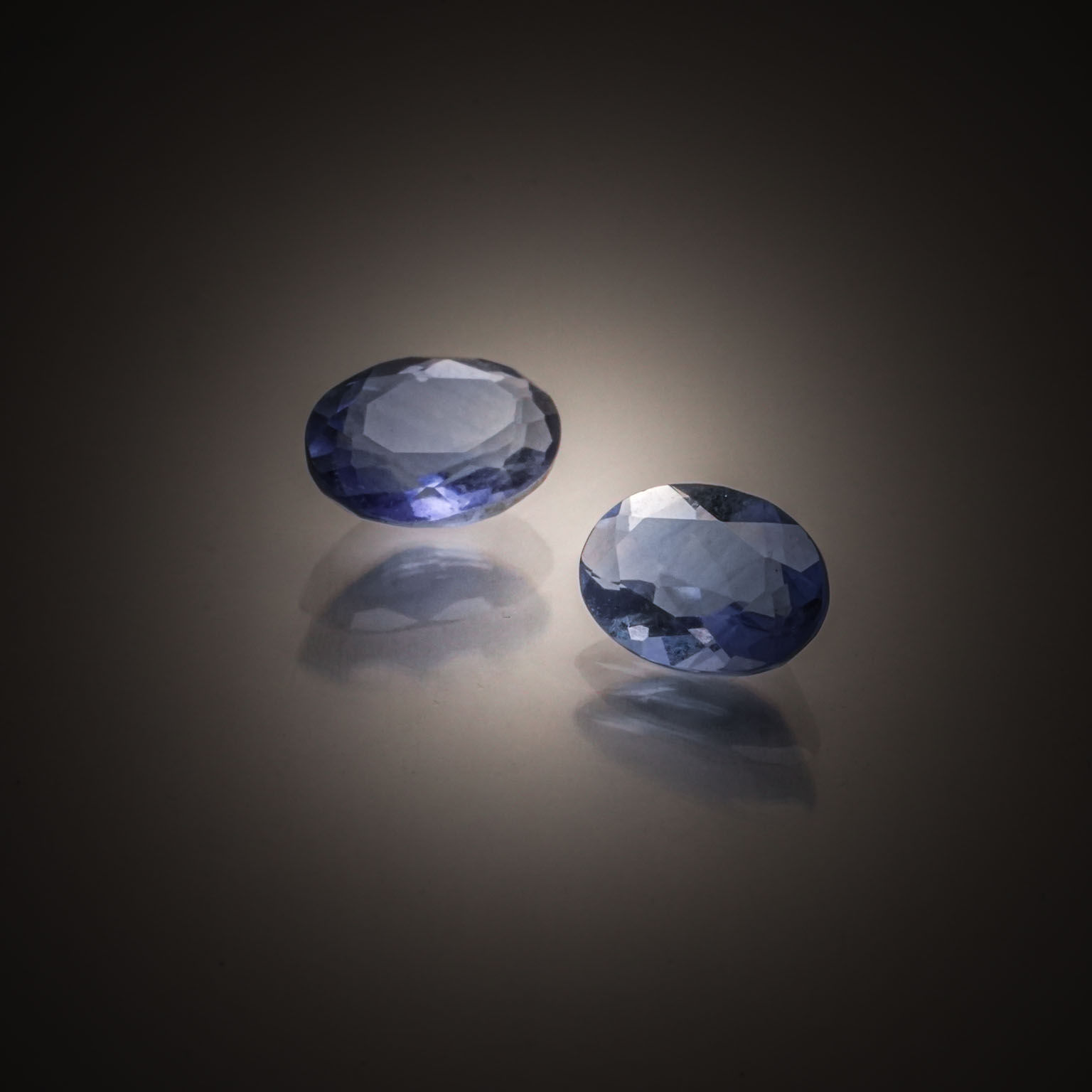 Lot de deux spinelles roses bruts sur papier. - Lazuli
