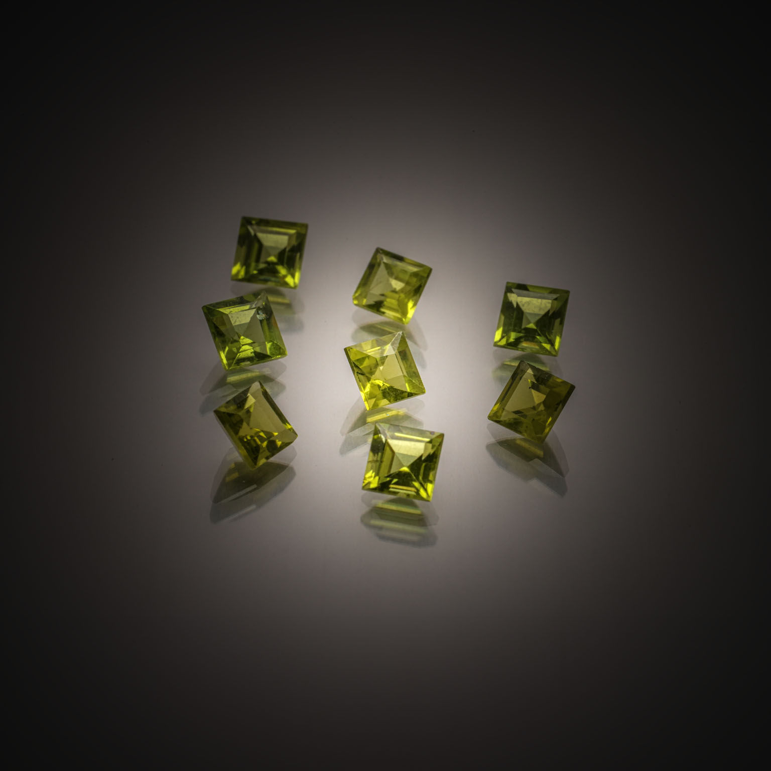 Tourmaline verte rectangulaire sur papier. - Lazuli