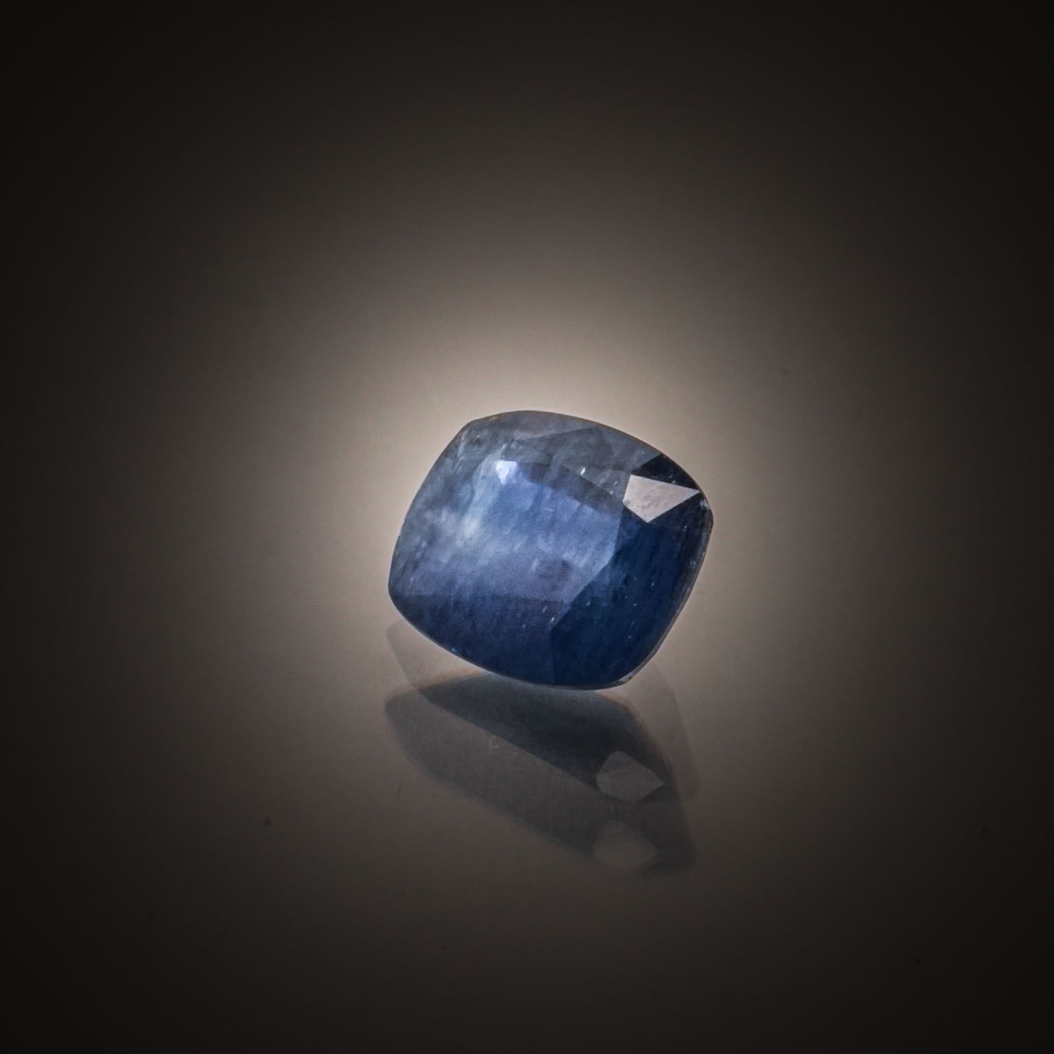 Saphir coussin sur papier. - Lazuli