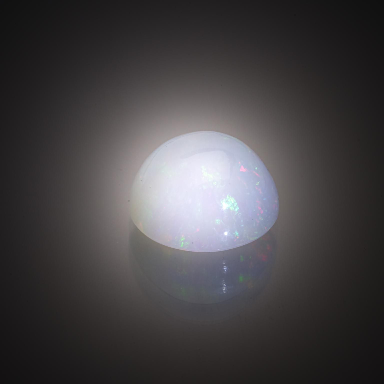 Quartz œil de tigre ovale cabochon sur papier. - Lazuli