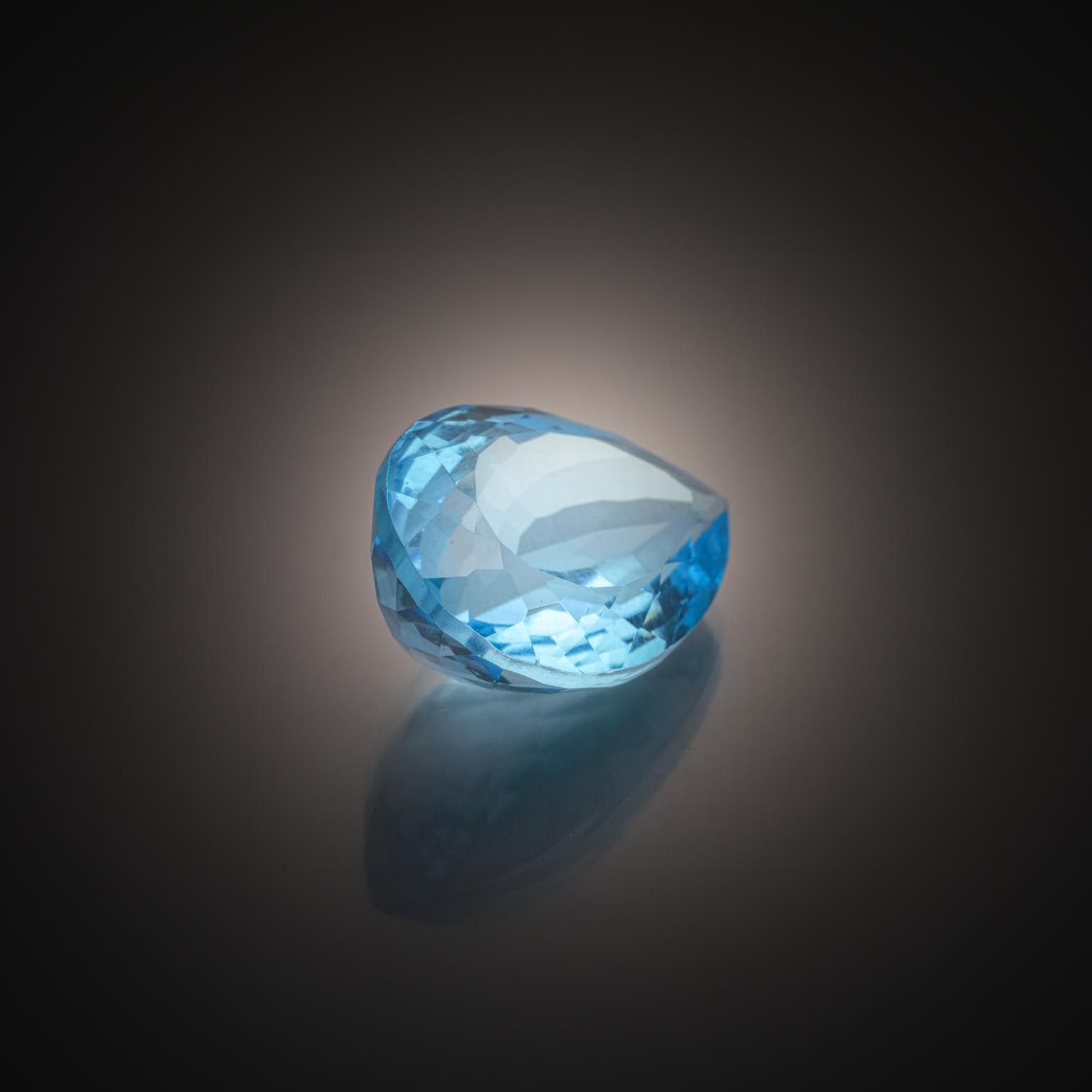 Opale noire poire cabochon sur papier. - Lazuli