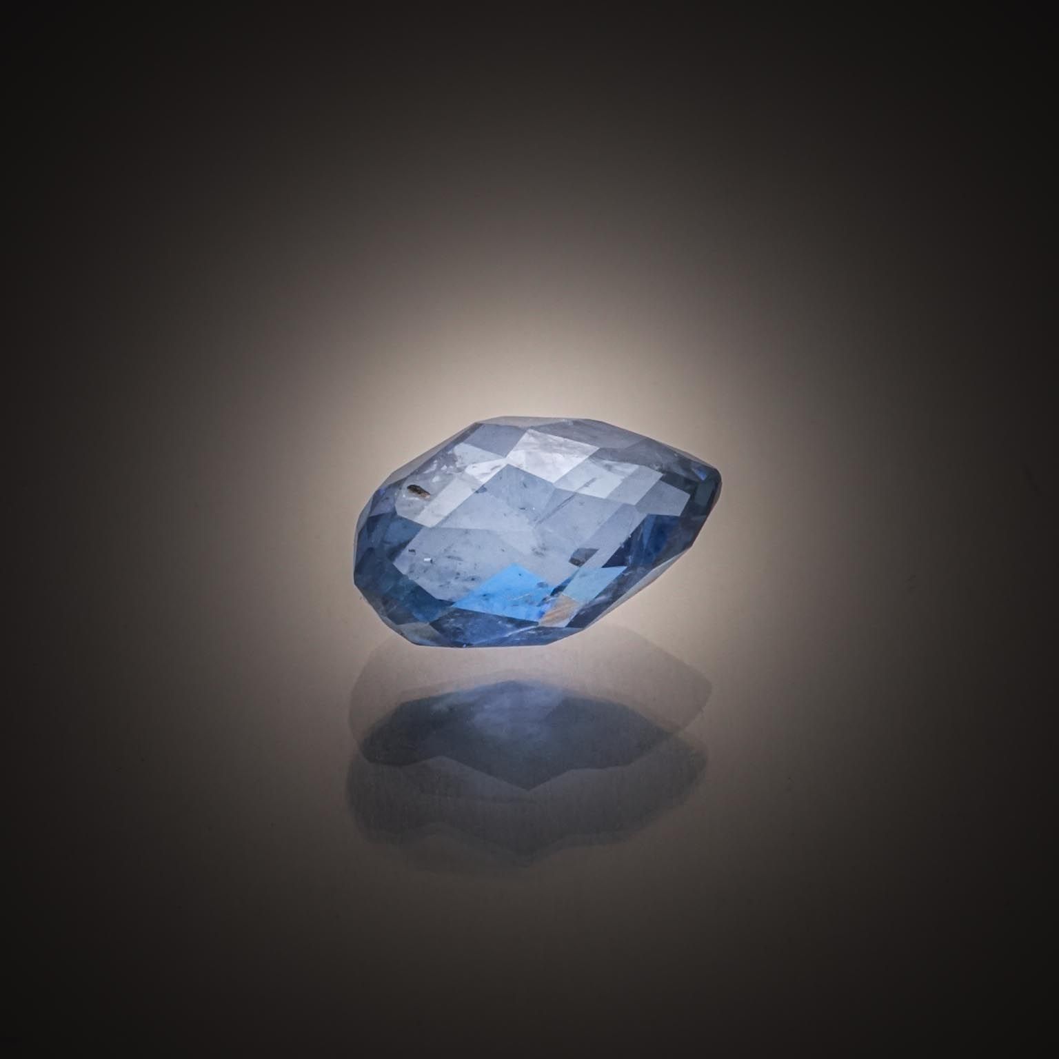 Quartz fumé rond sur papier. - Lazuli