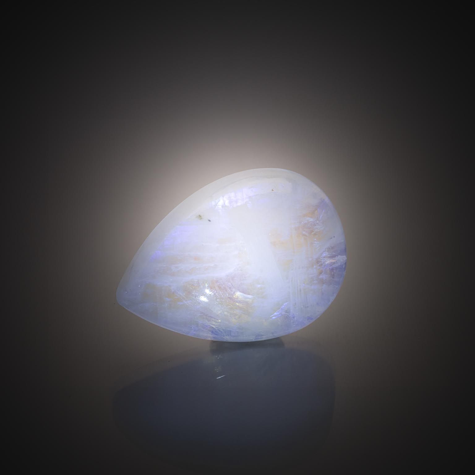 Saphir jaune rond sur papier. - Lazuli