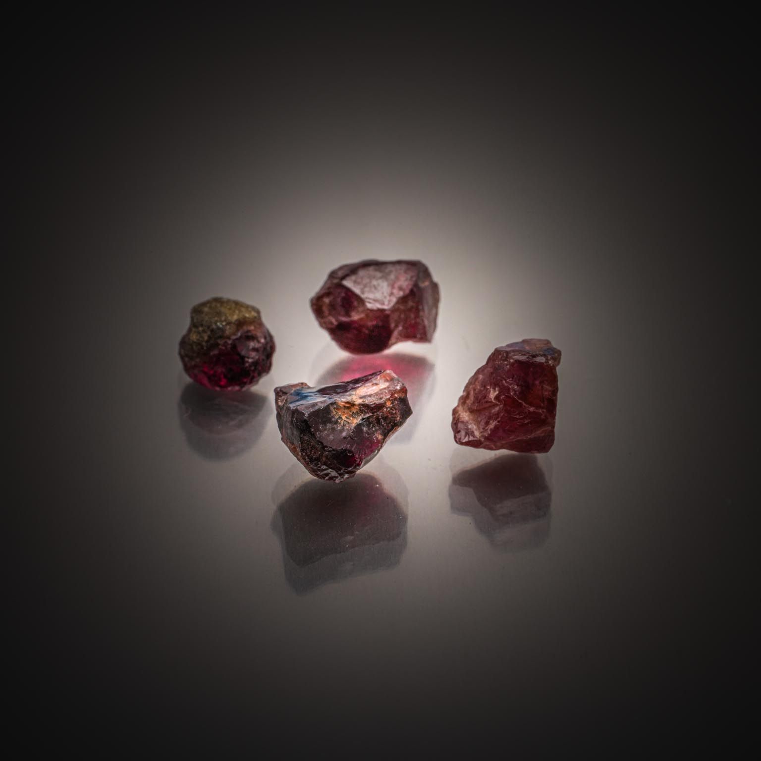 Grenat rhodolite stylisant un hiboux sur papier. - Lazuli