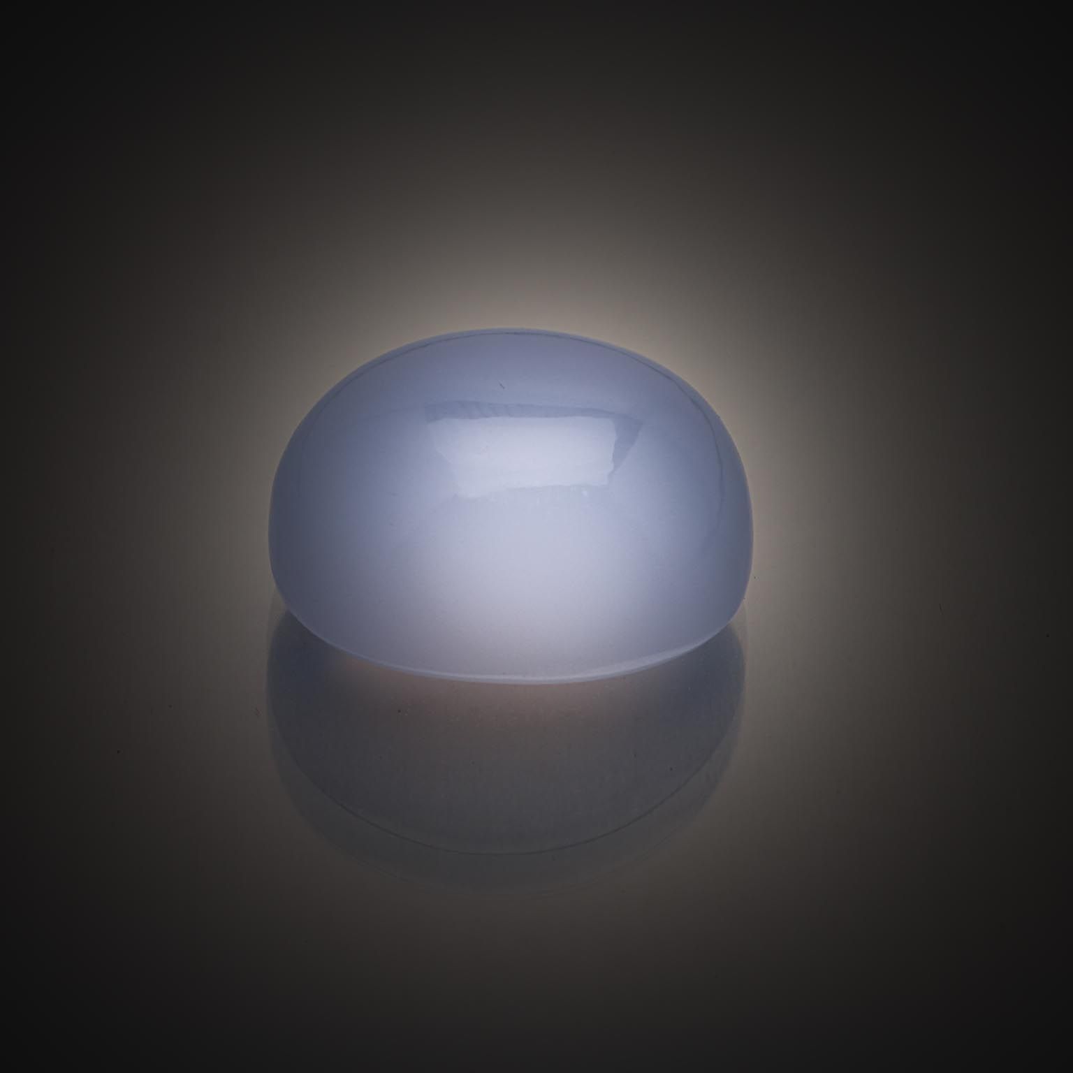 Fluorite bleue rectangulaire sur papier. - Lazuli