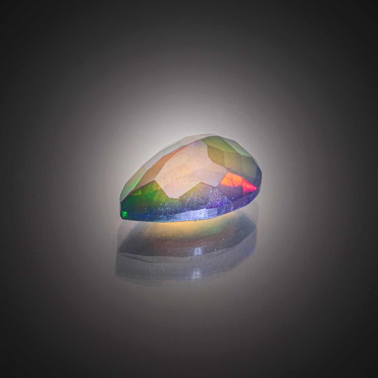 Opale ovale cabochon sur papier. - Lazuli