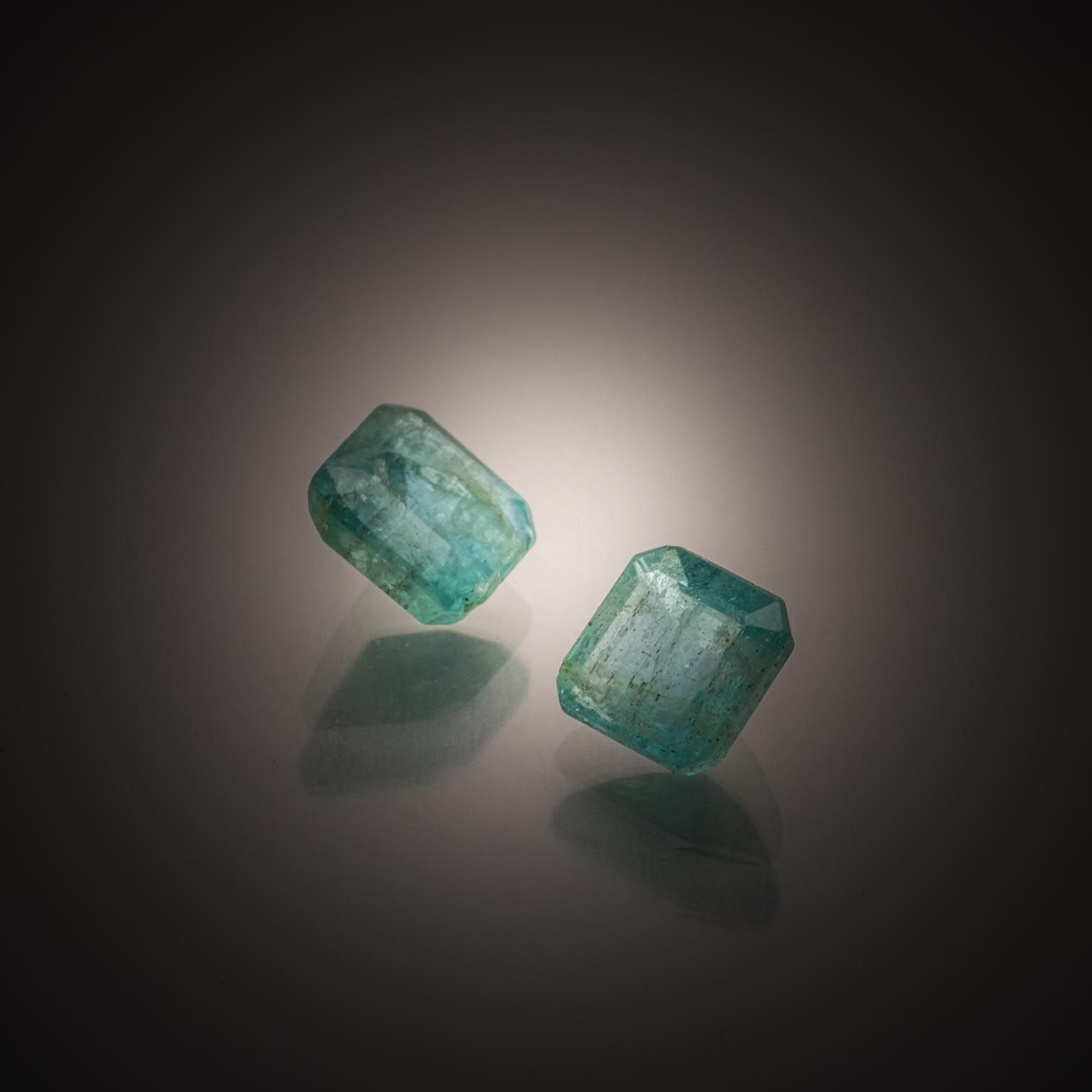 Lot de neufs grenats rectangulaires sur papier. - Lazuli