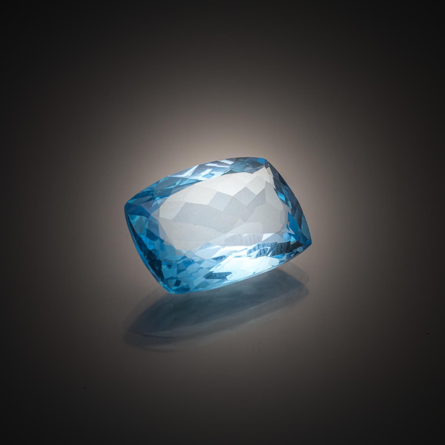 Lot de quinze péridots ovales sur papier. - Lazuli