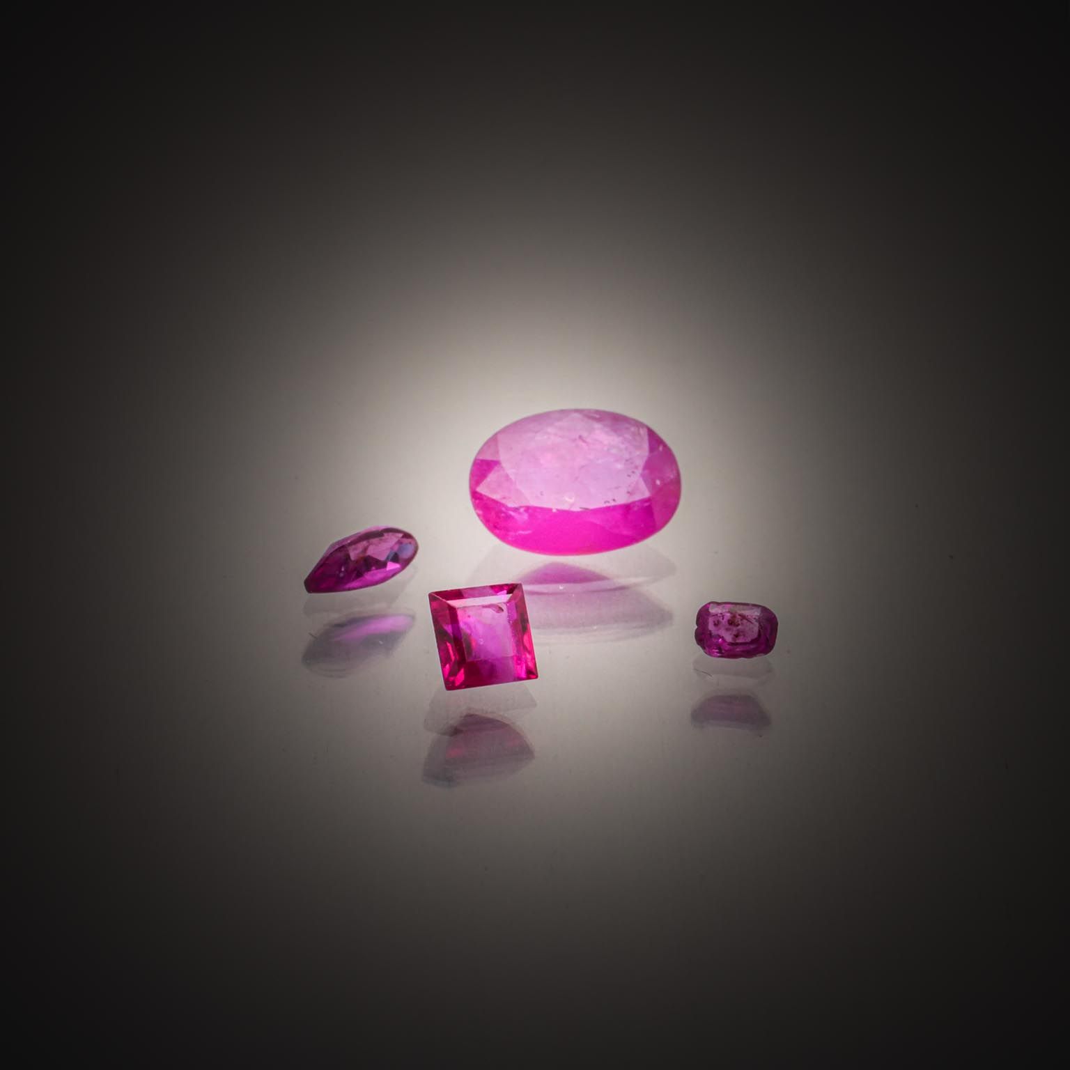 Kunzite rectangulaire sur papier. - Lazuli