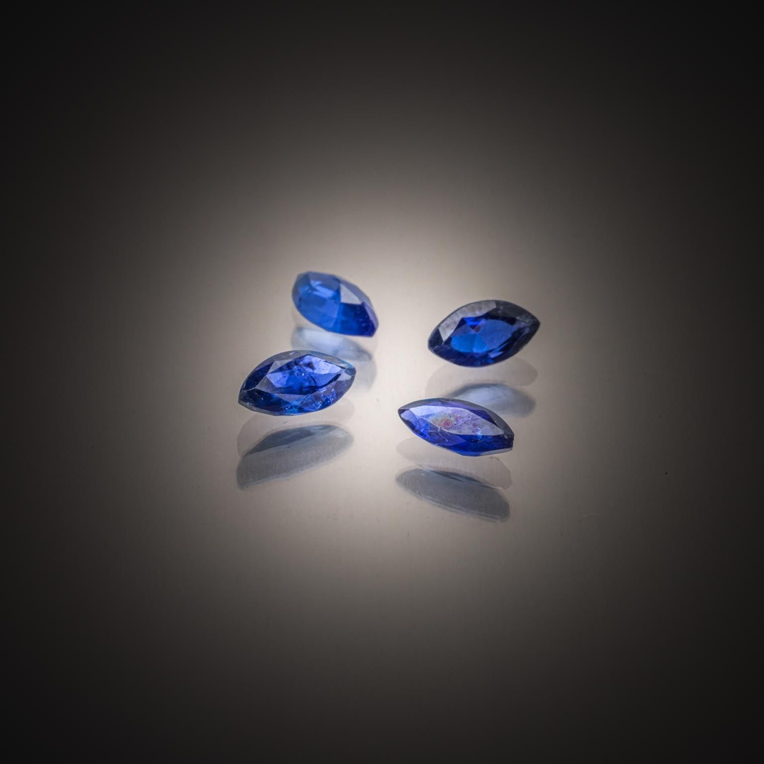Fluorite bleue rectangulaire sur papier. - Lazuli