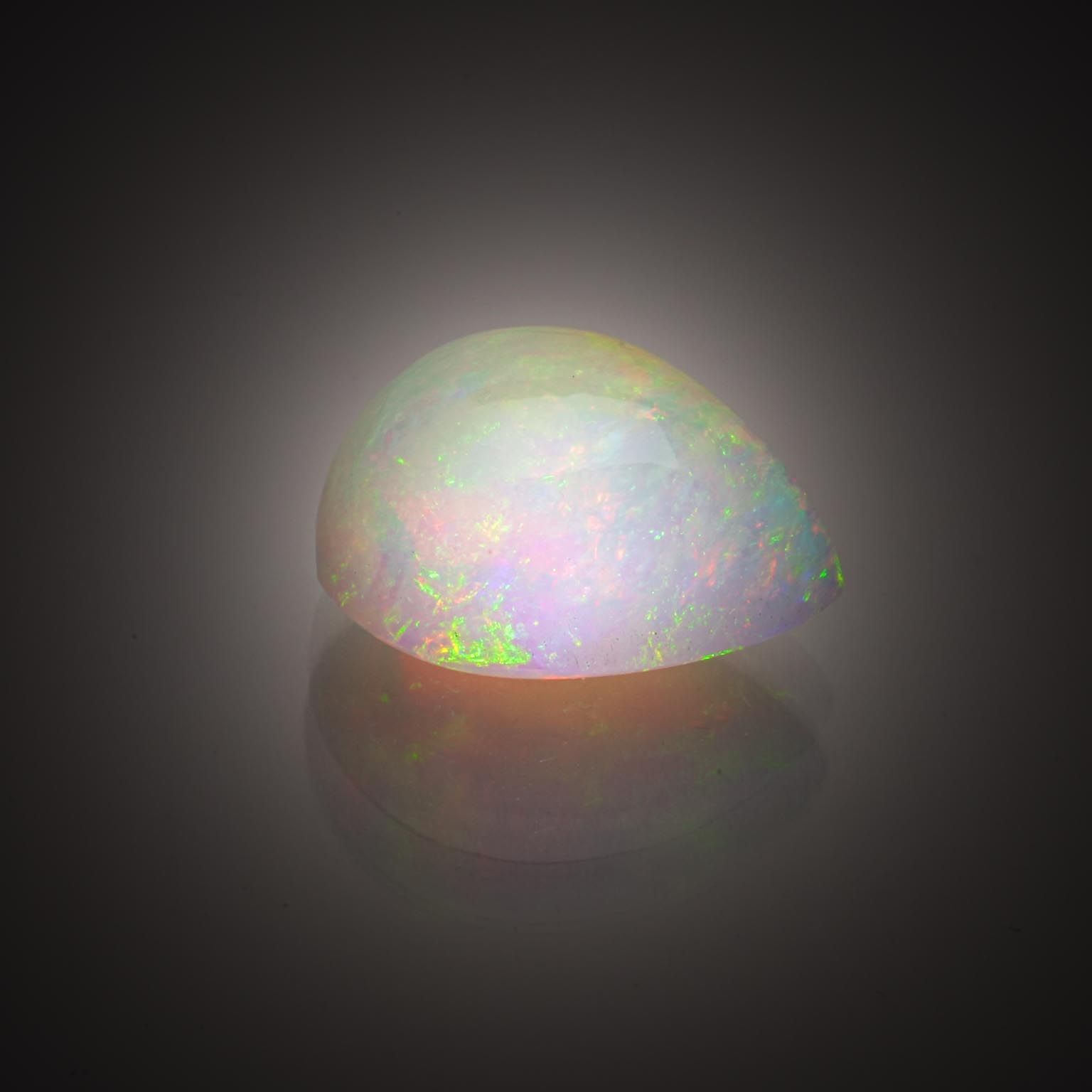 Opale poire cabochon sur papier. - Lazuli