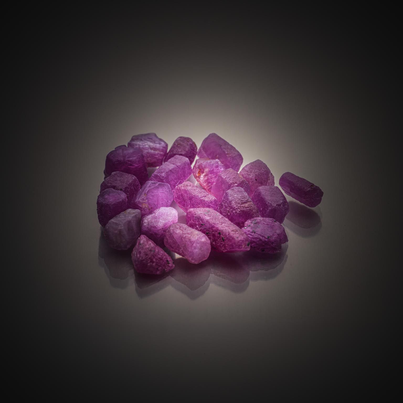 Grenat rhodolite fleur sur papier. - Lazuli
