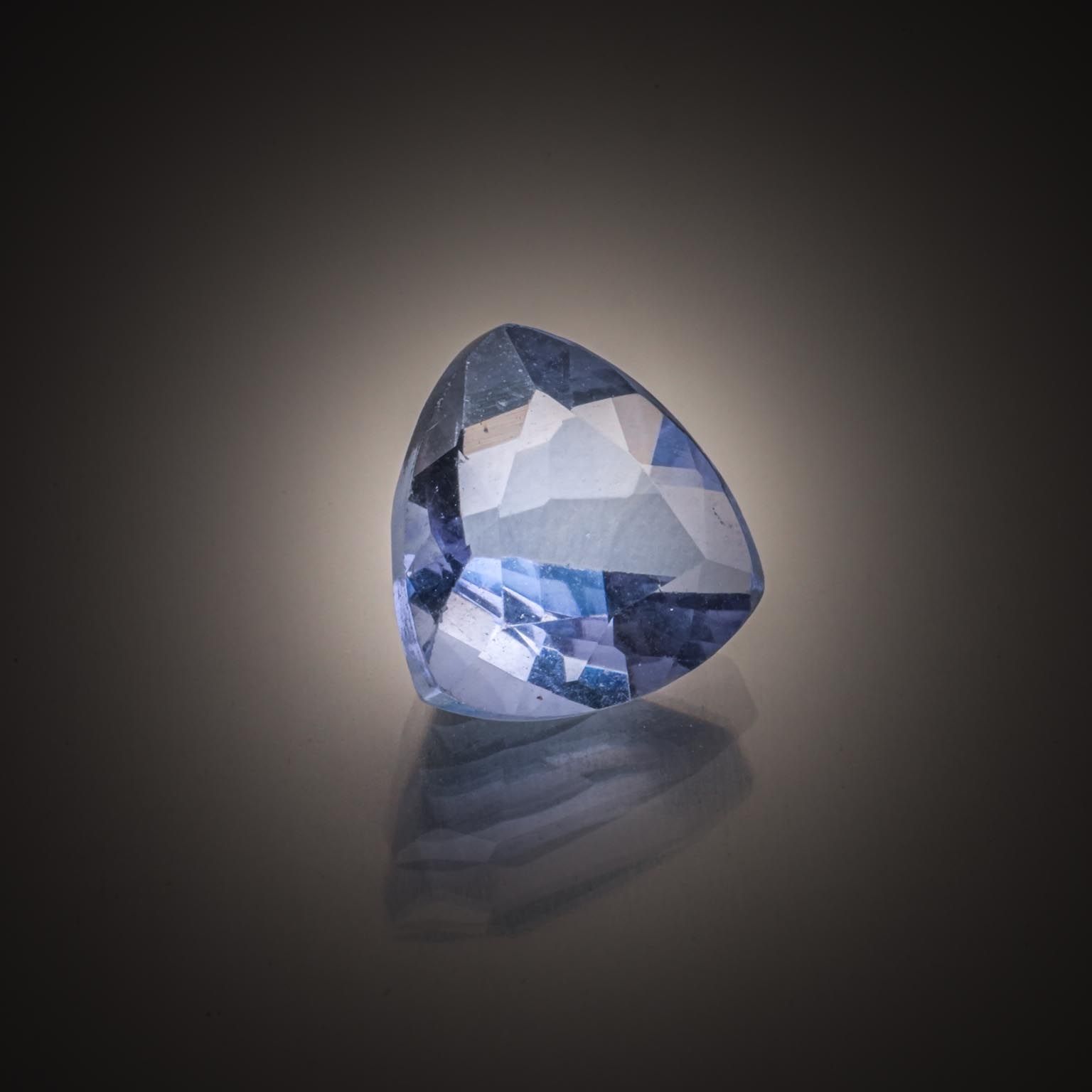 Citrine poire sur papier. - Lazuli