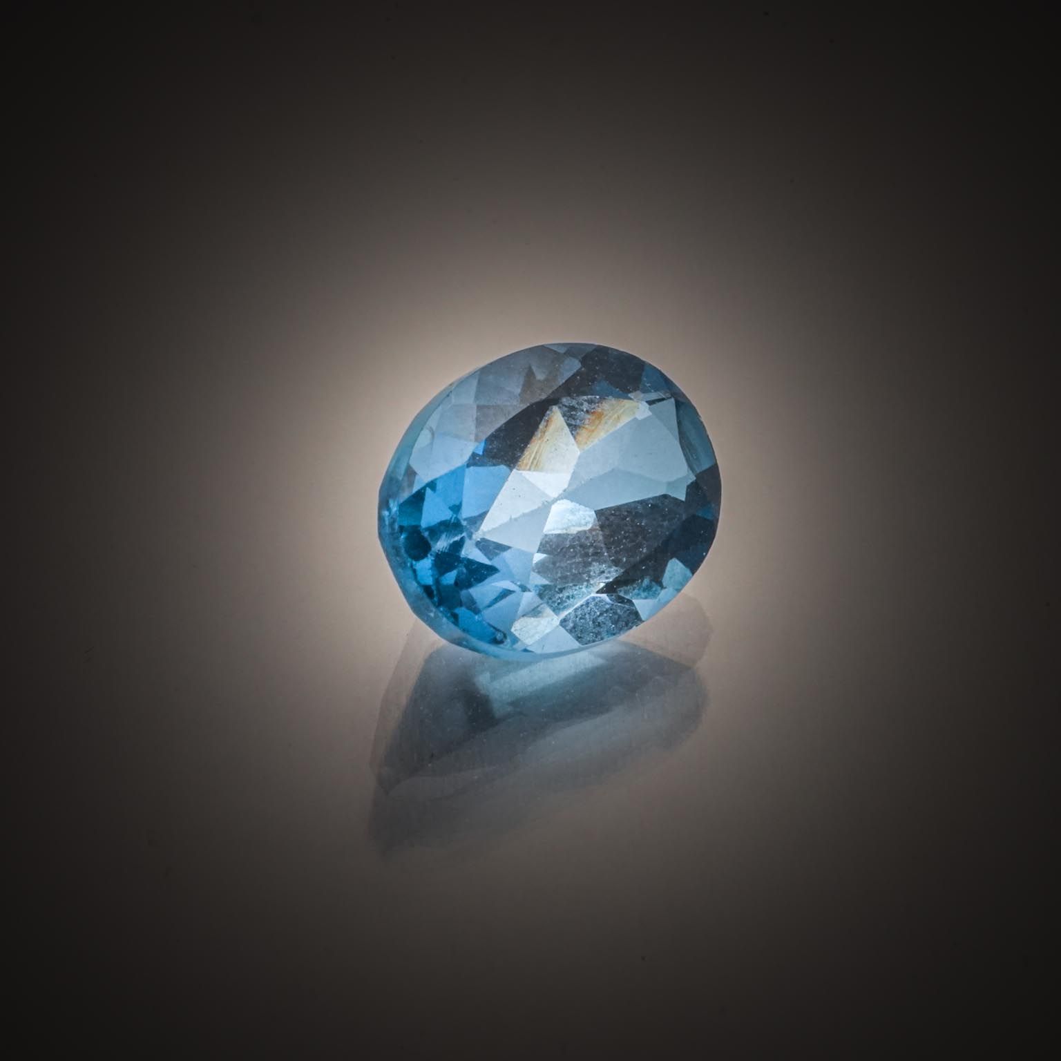 Quartz lemon ovale sur papier. - Lazuli