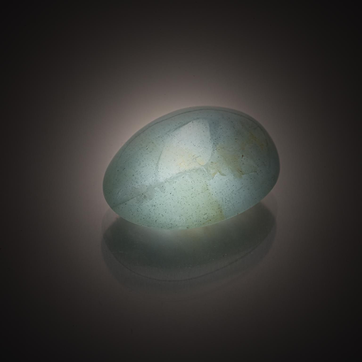 Scapolite ovale sur papier. - Lazuli