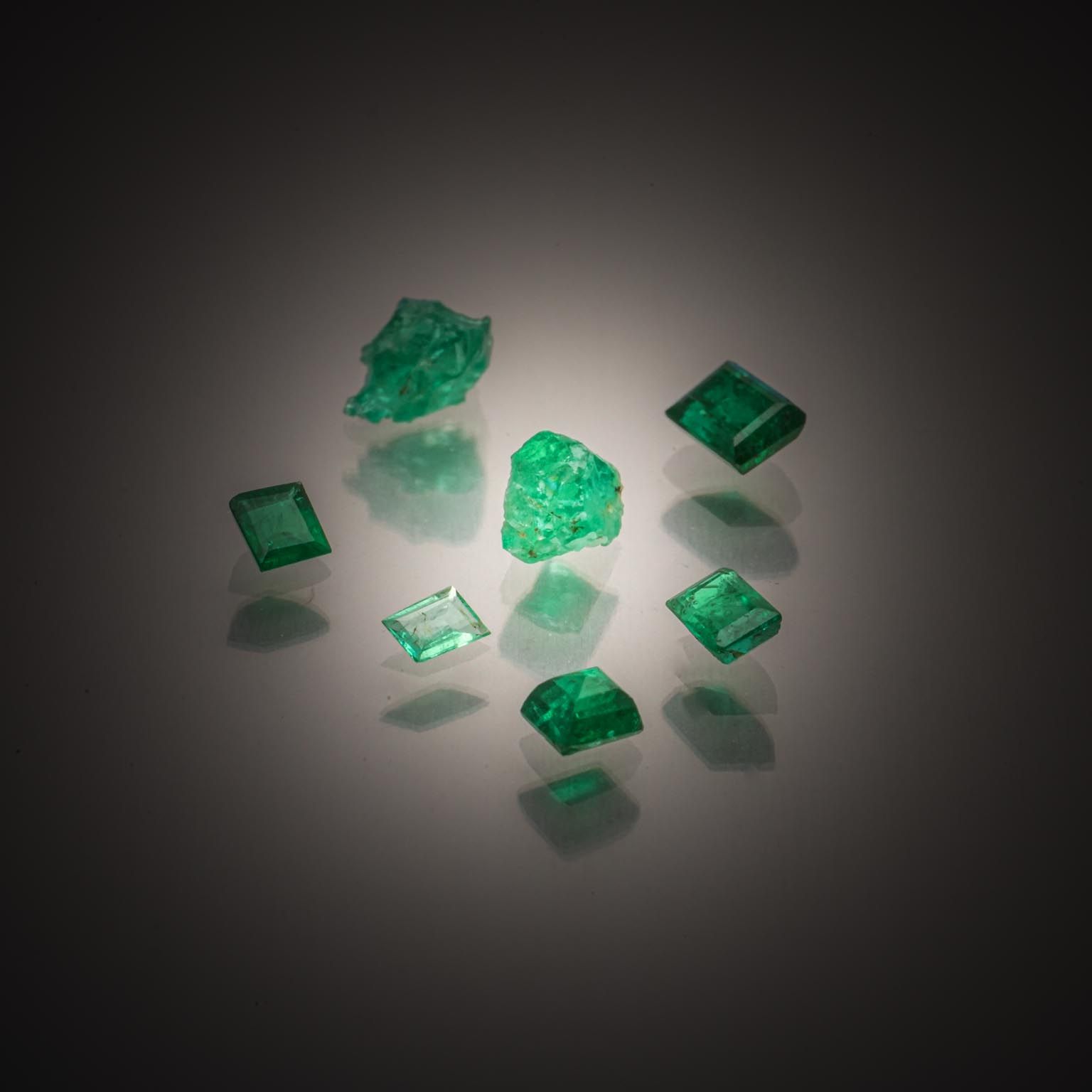 Saphir vert ovale sur papier. - Lazuli