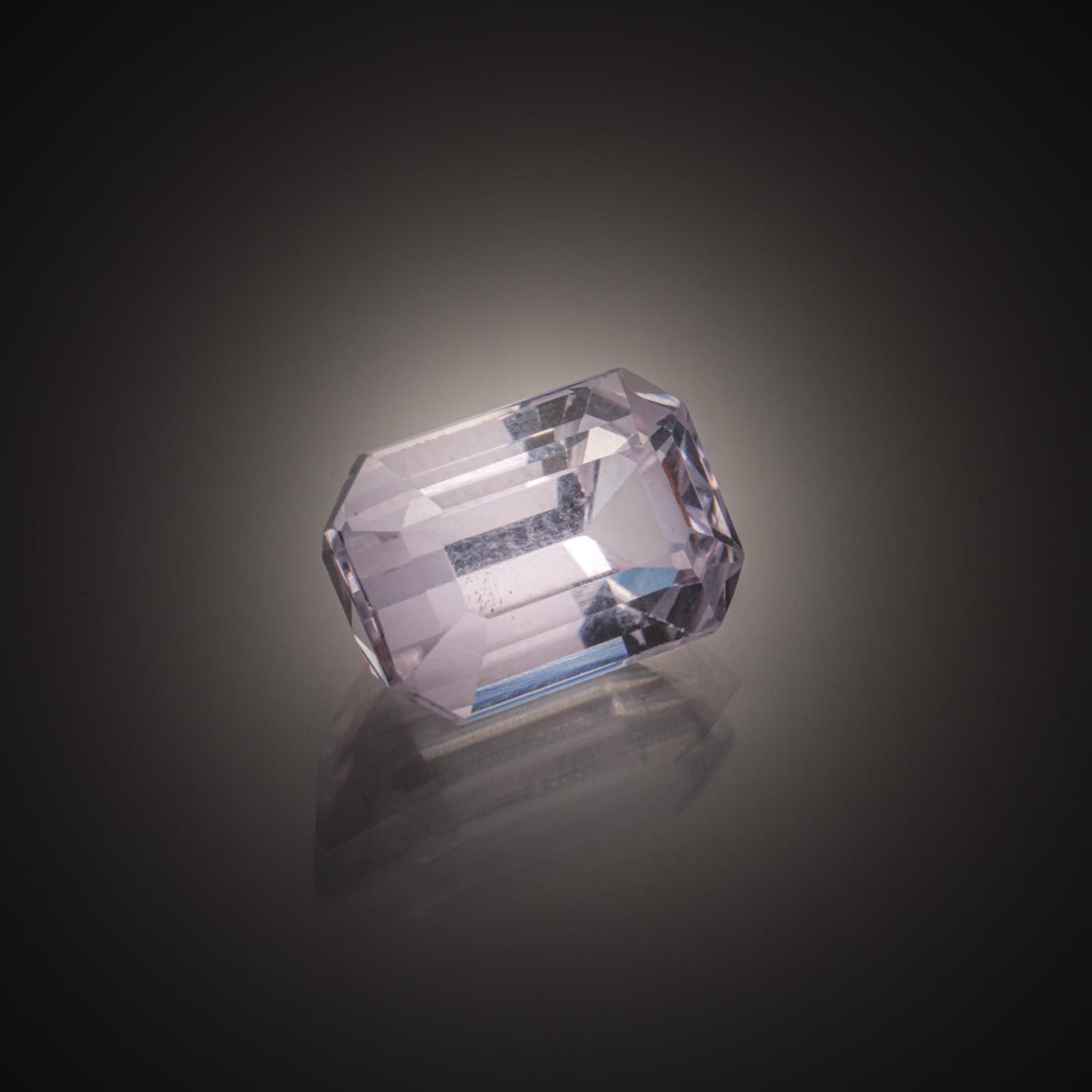 Kunzite rectangulaire sur papier. - Lazuli