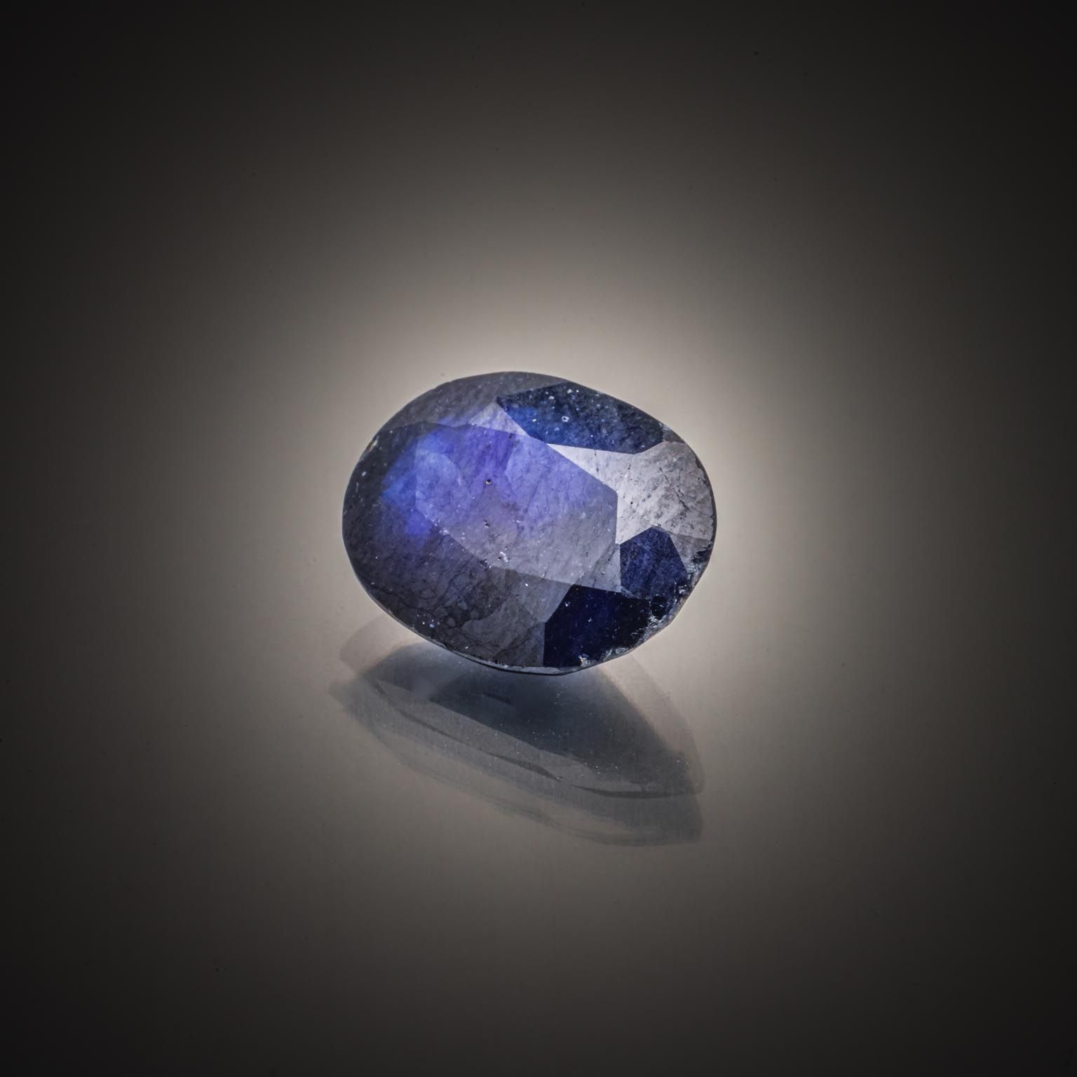 Lot de vingt saphirs poires et ovales sur papier. - Lazuli
