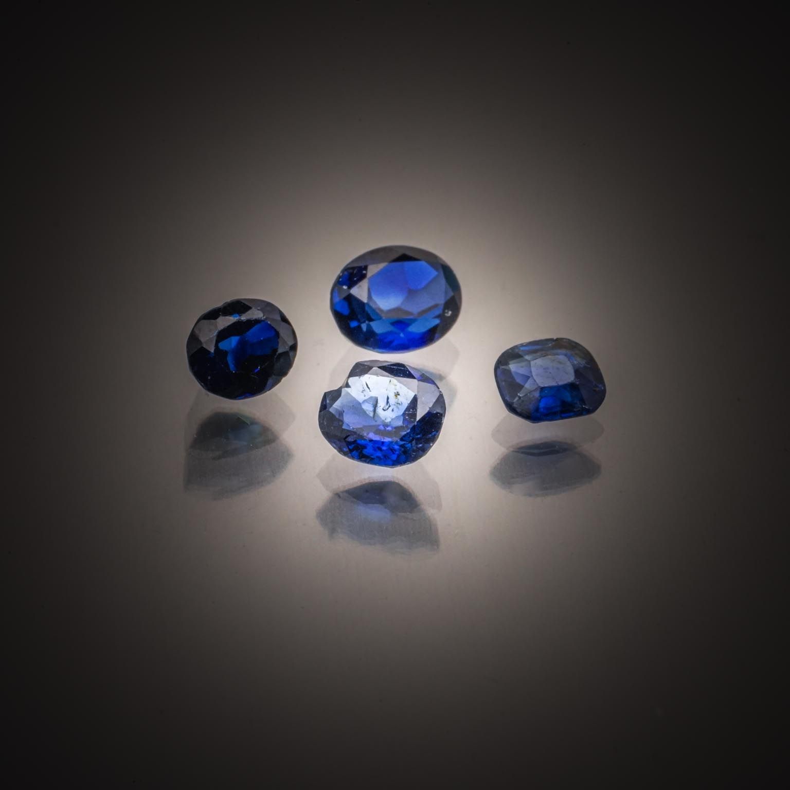 Lot de saphirs padparadschas ronds sur papier. - Lazuli