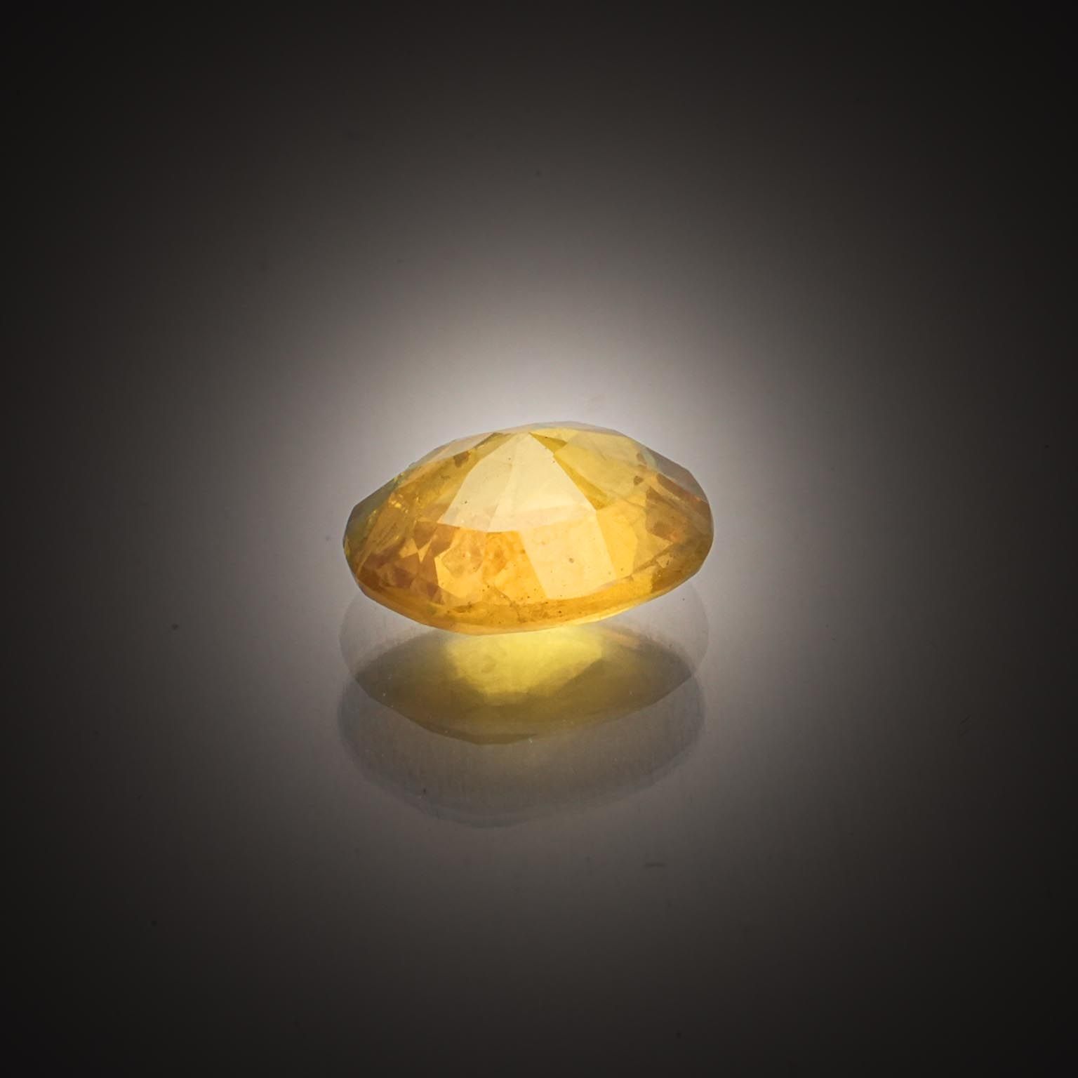 Quartz lemon triangulaire sur papier. - Lazuli