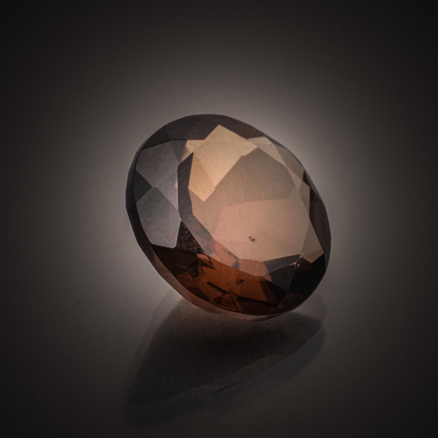 Quartz fumé rond sur papier. - Lazuli
