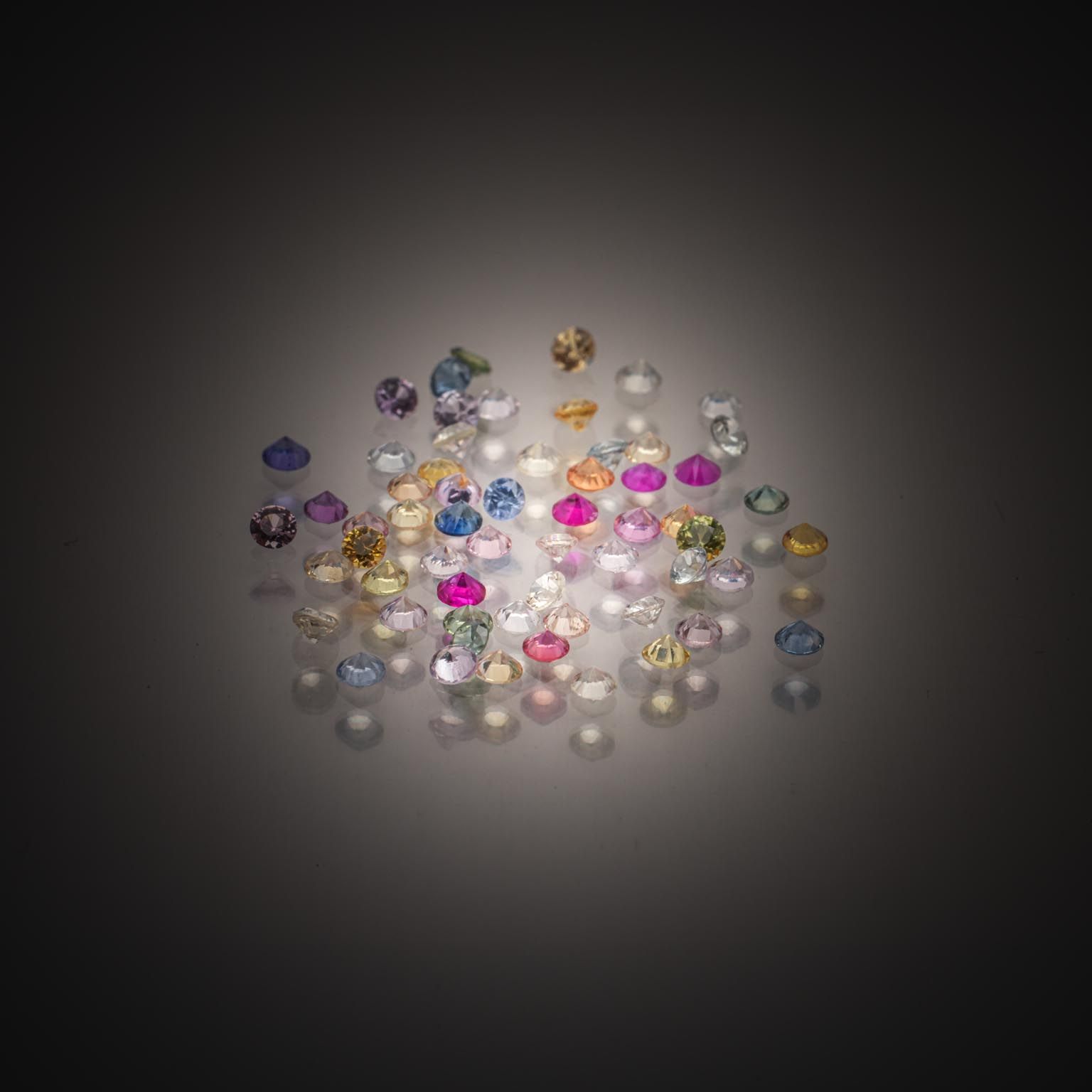 Lot de soixante saphirs ronds sur papier. - Lazuli