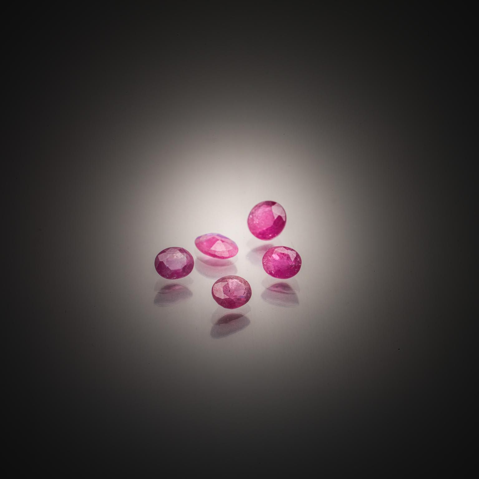 Lot de cinq saphirs roses ovales sur papier. - Lazuli
