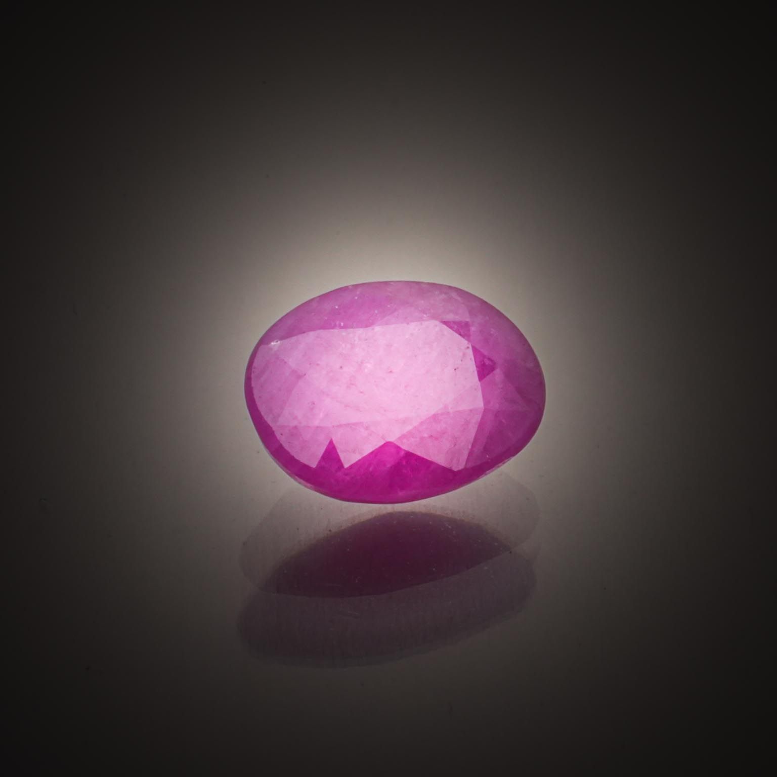 Rubis ovale sur papier. - Lazuli