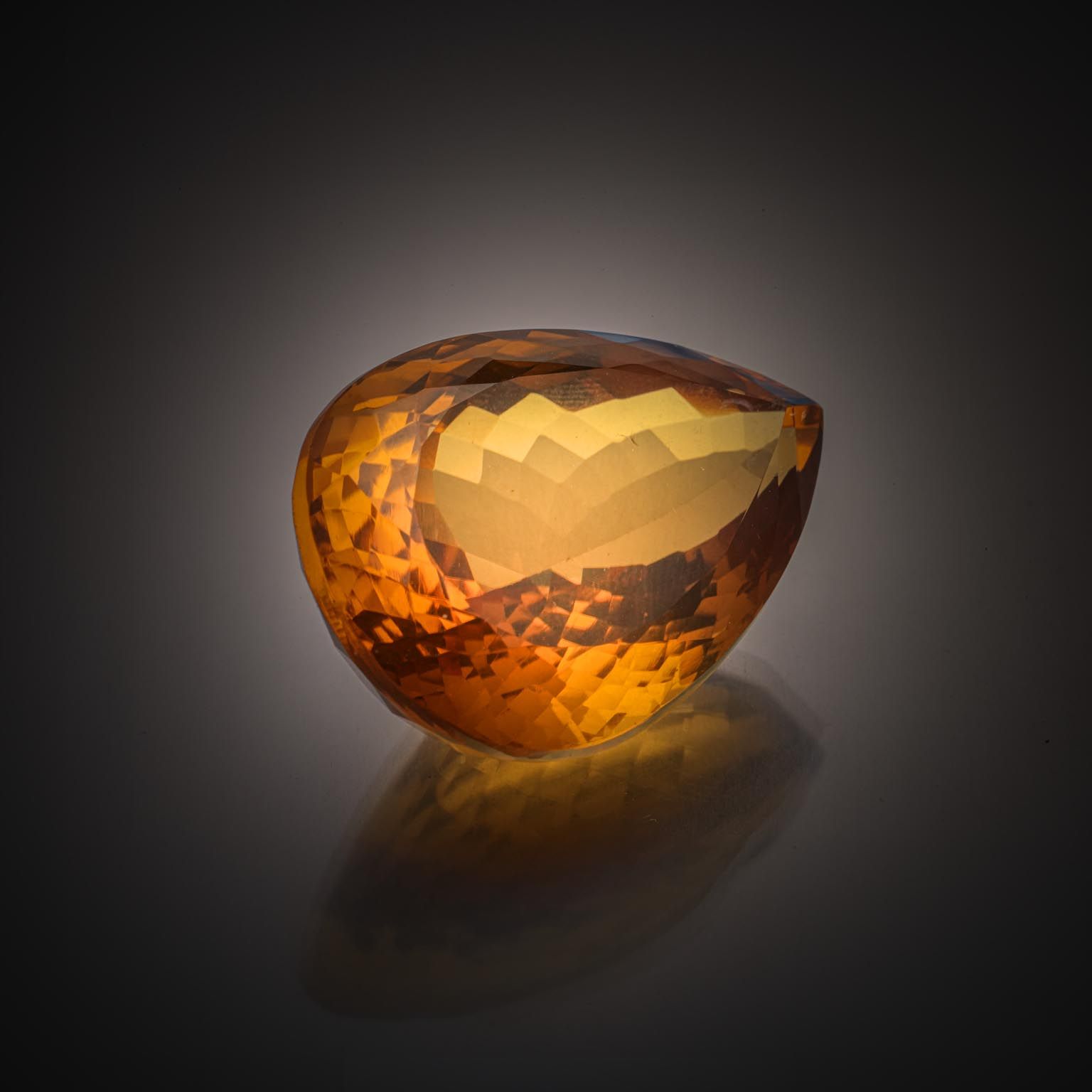 Citrine poire sur papier. - Lazuli