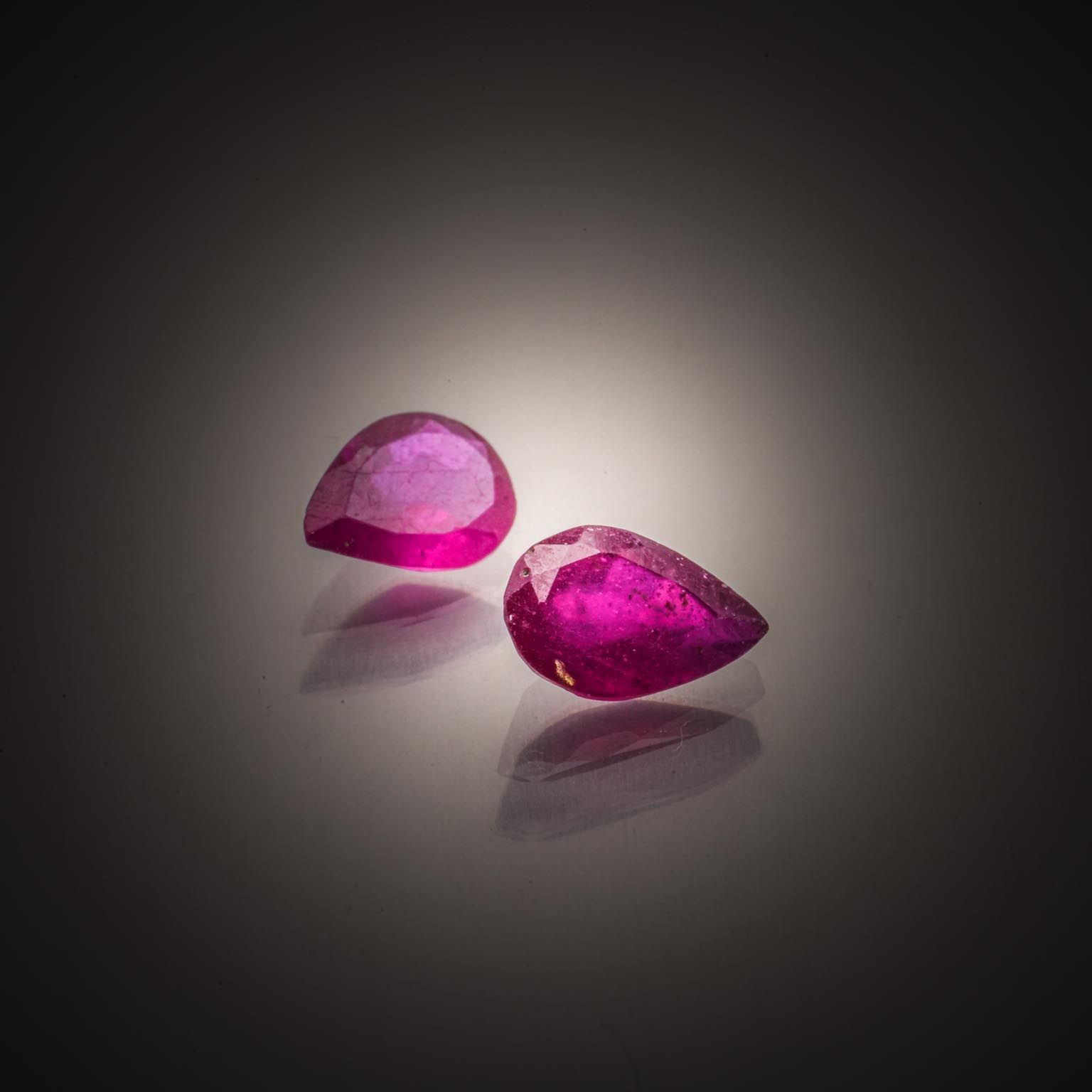 Lot de deux rubis poires sur papier. - Lazuli