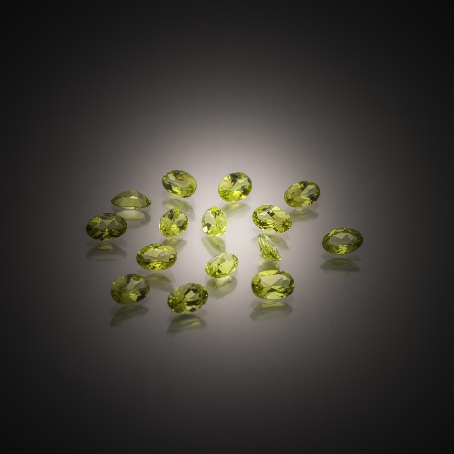 Lot de quinze péridots ovales sur papier. - Lazuli