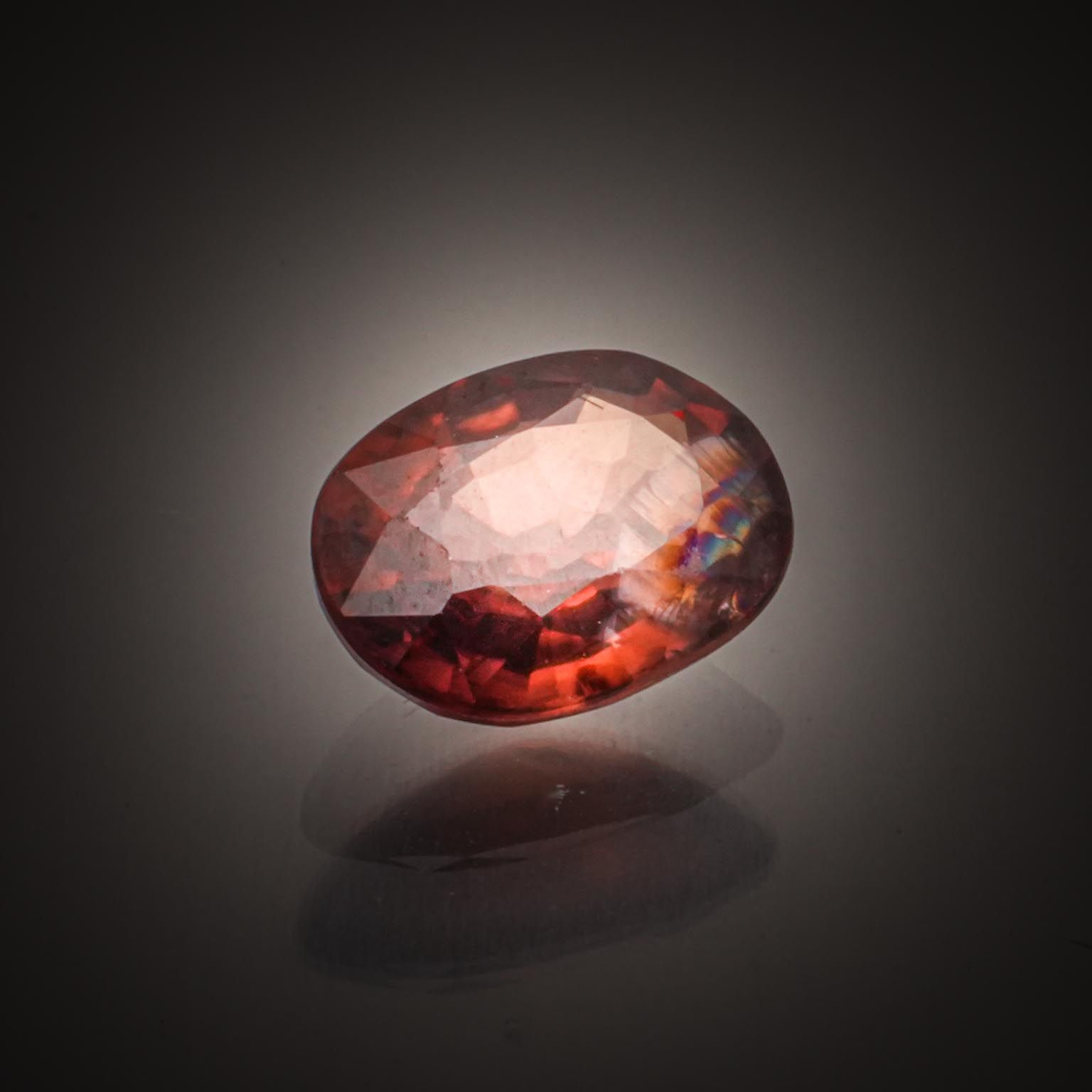 Zircon rose/orange ovale sur papier. - Lazuli