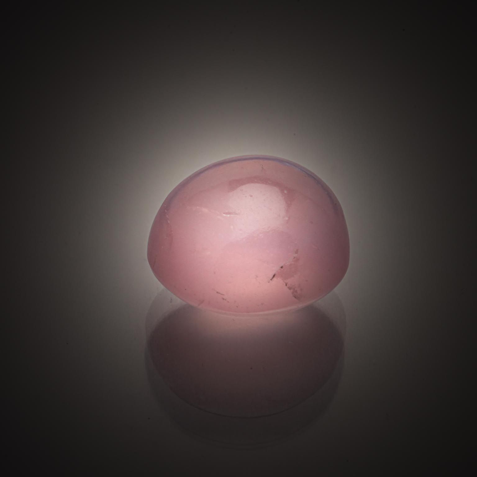 Quartz rose ovale cabochon sur papier. - Lazuli