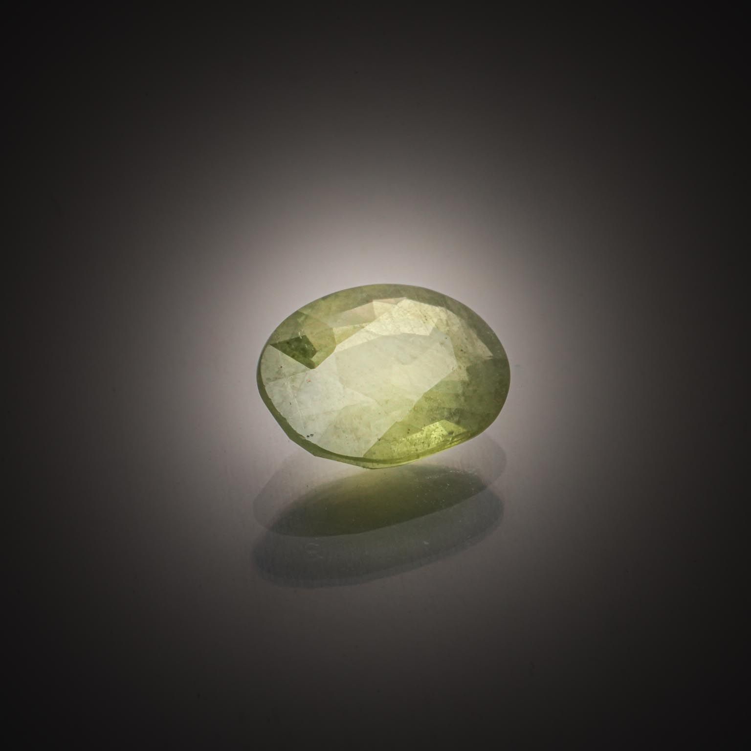 Saphir vert ovale sur papier. - Lazuli