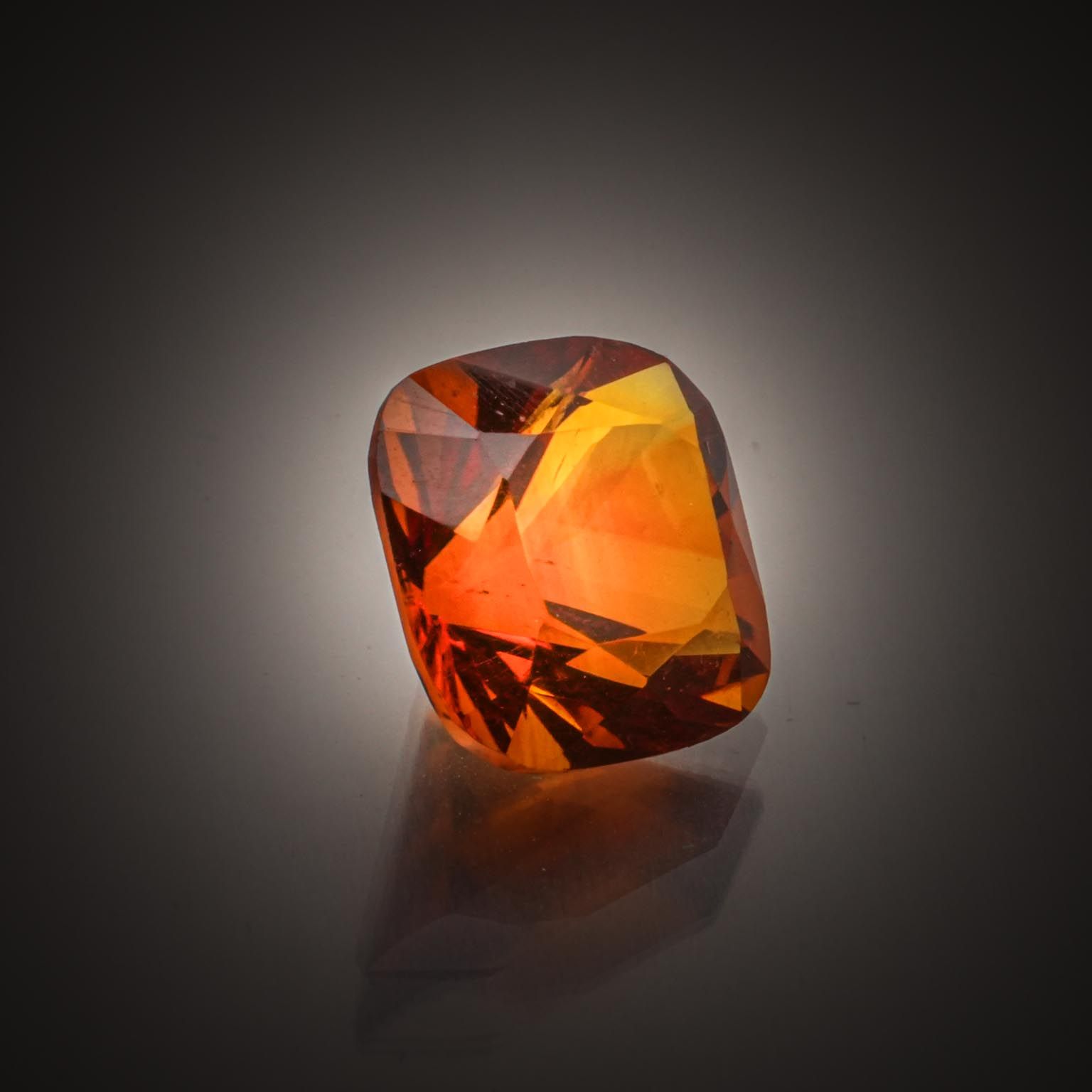 Saphir jaune rond sur papier. - Lazuli
