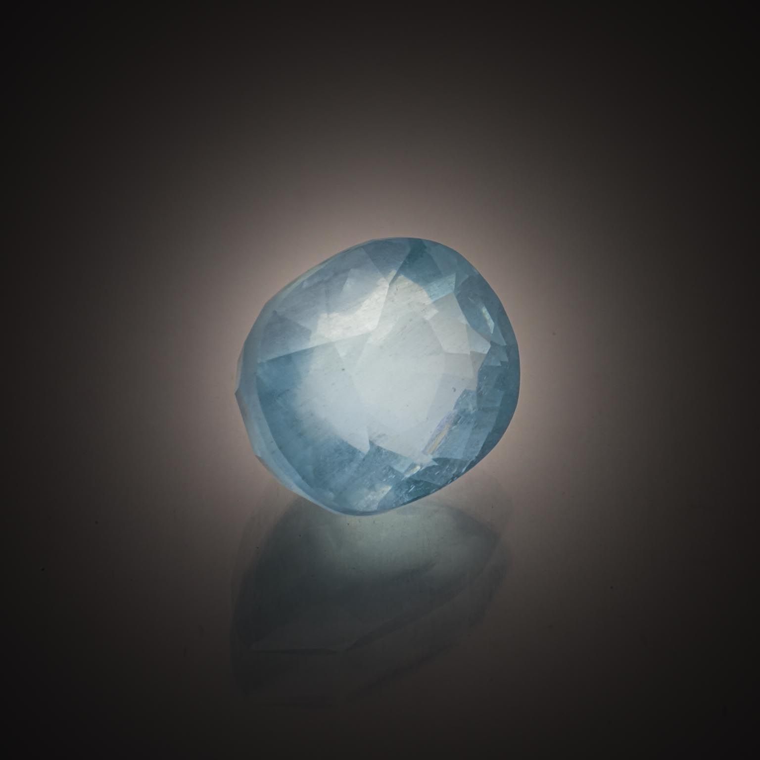 Jadéite ronde cabochon sur papier. - Lazuli