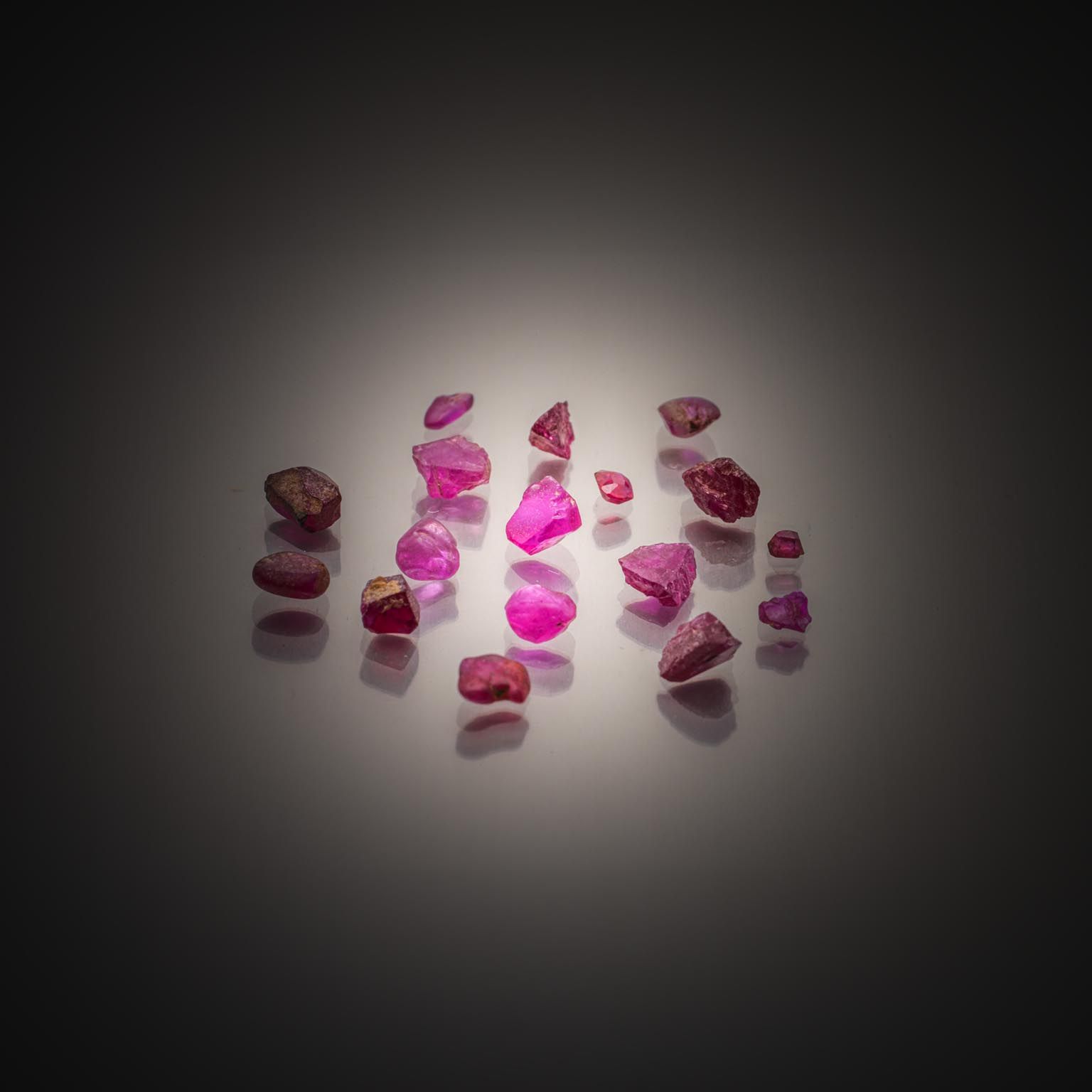 Lot de deux rubis poires sur papier. - Lazuli